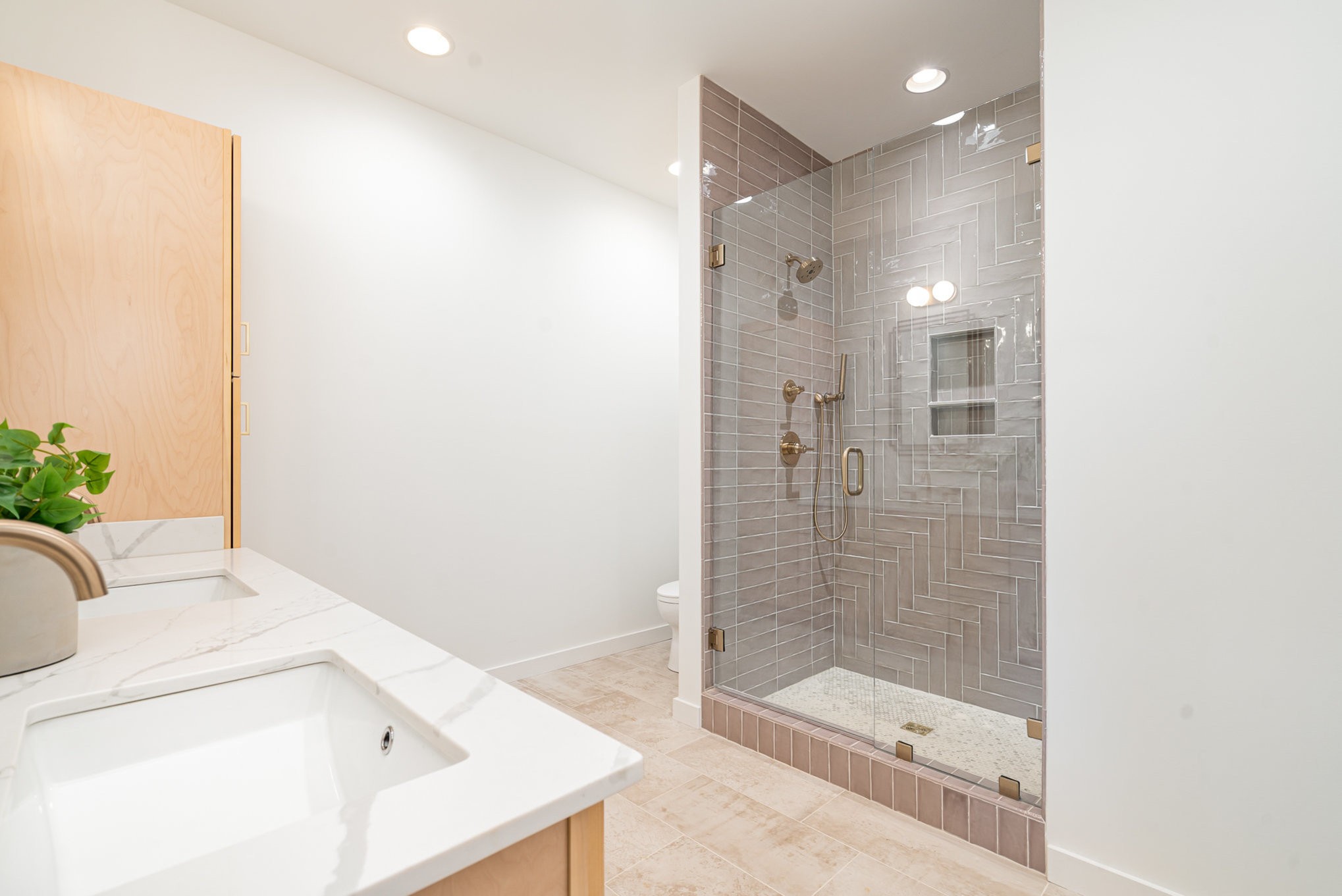 2000 S Hamilton Rd Unit: 2