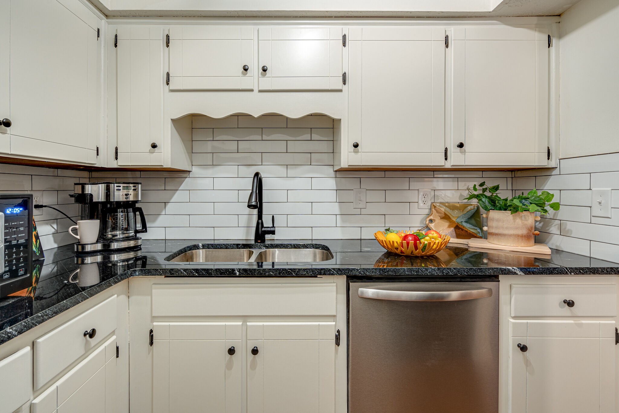 1808 State St Unit: 208