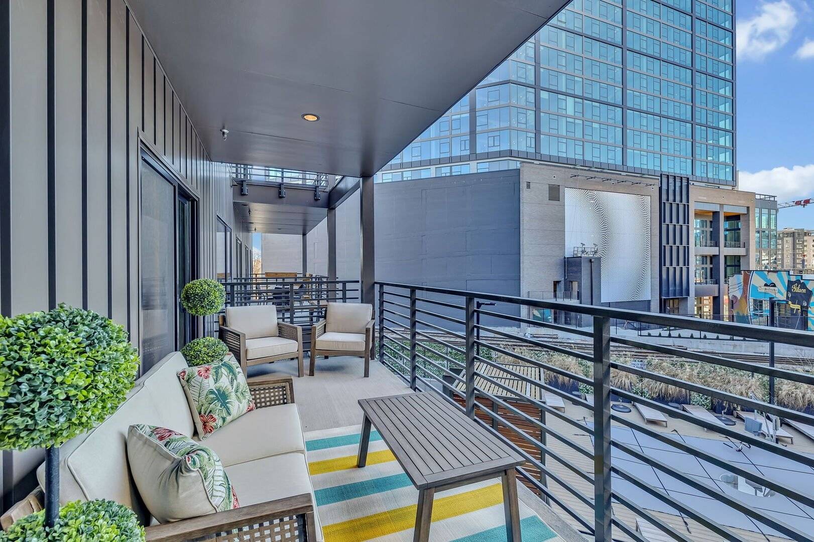 635 7th Ave, S Unit: 414