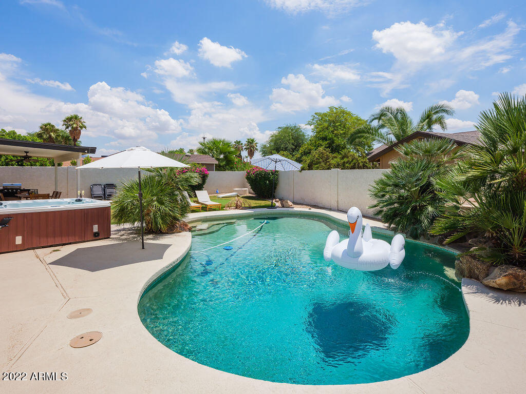 6839 E KELTON Lane