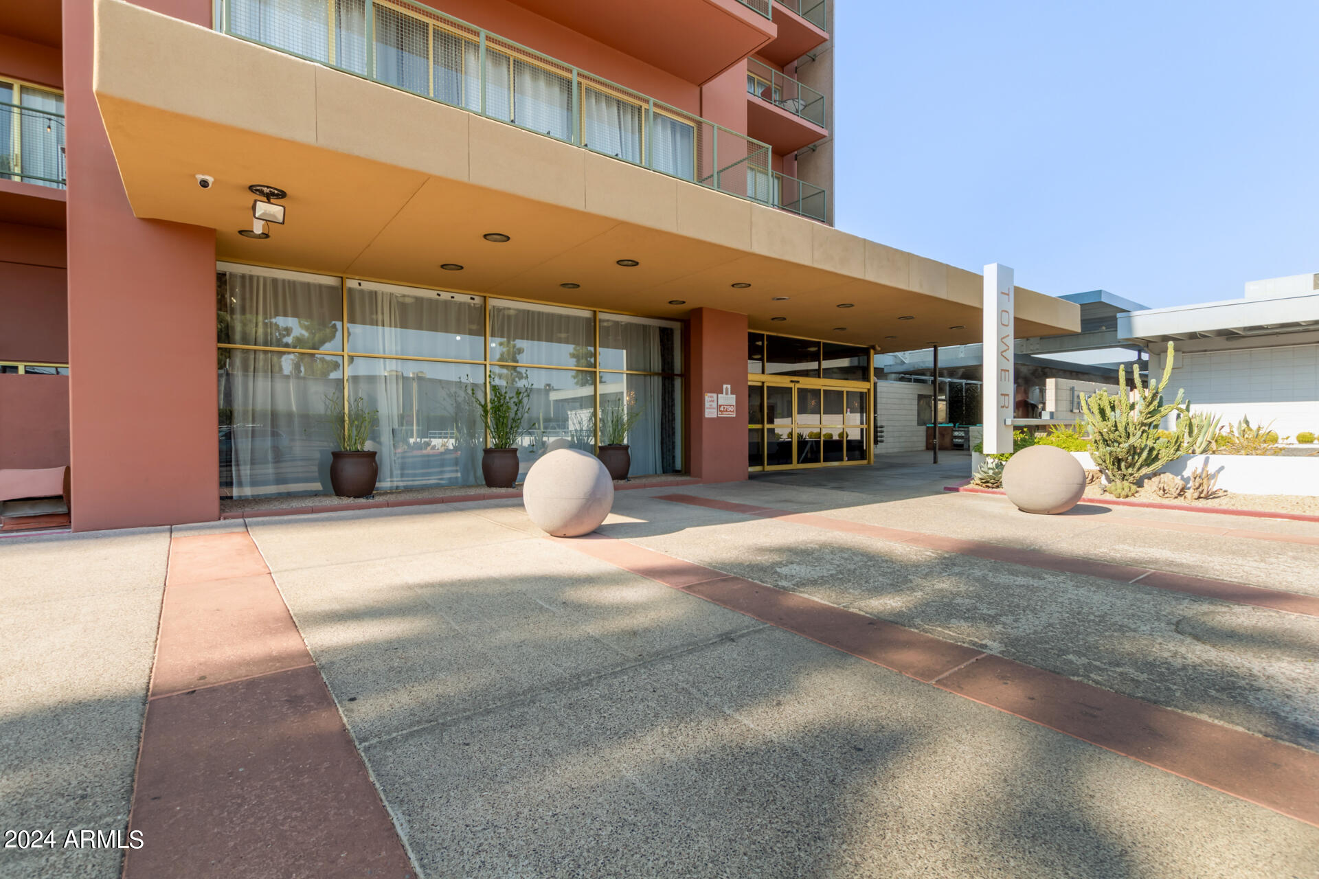 4750 N CENTRAL Avenue, 8J