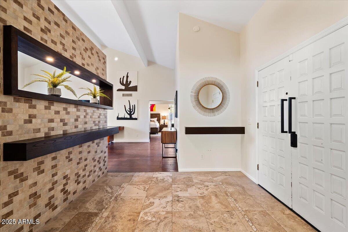 6252 E BEVERLY Lane