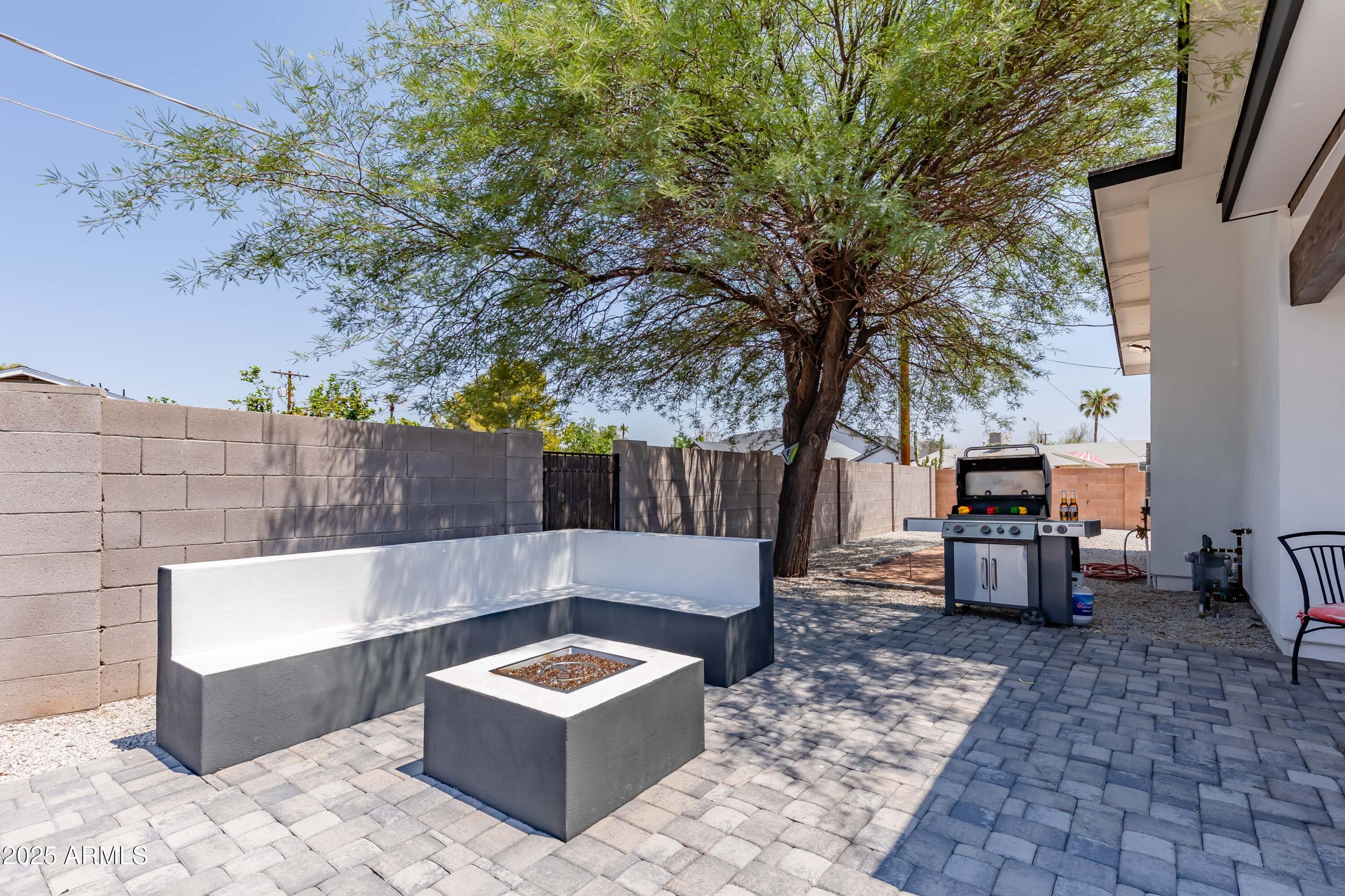 3043 N 85TH Place