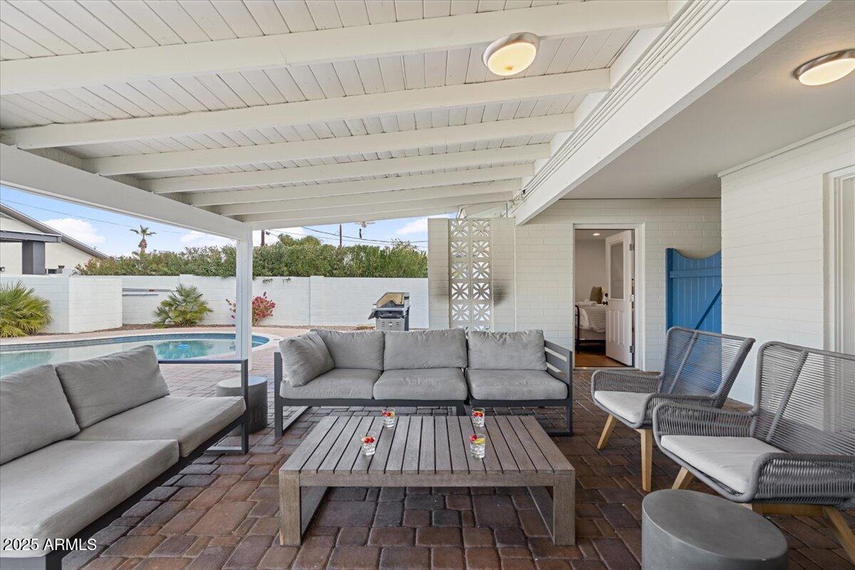 8102 E MULBERRY Street