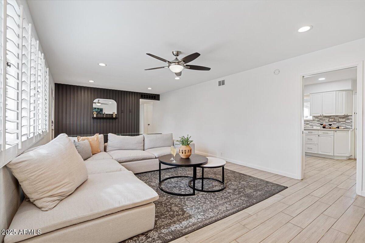 8102 E MULBERRY Street
