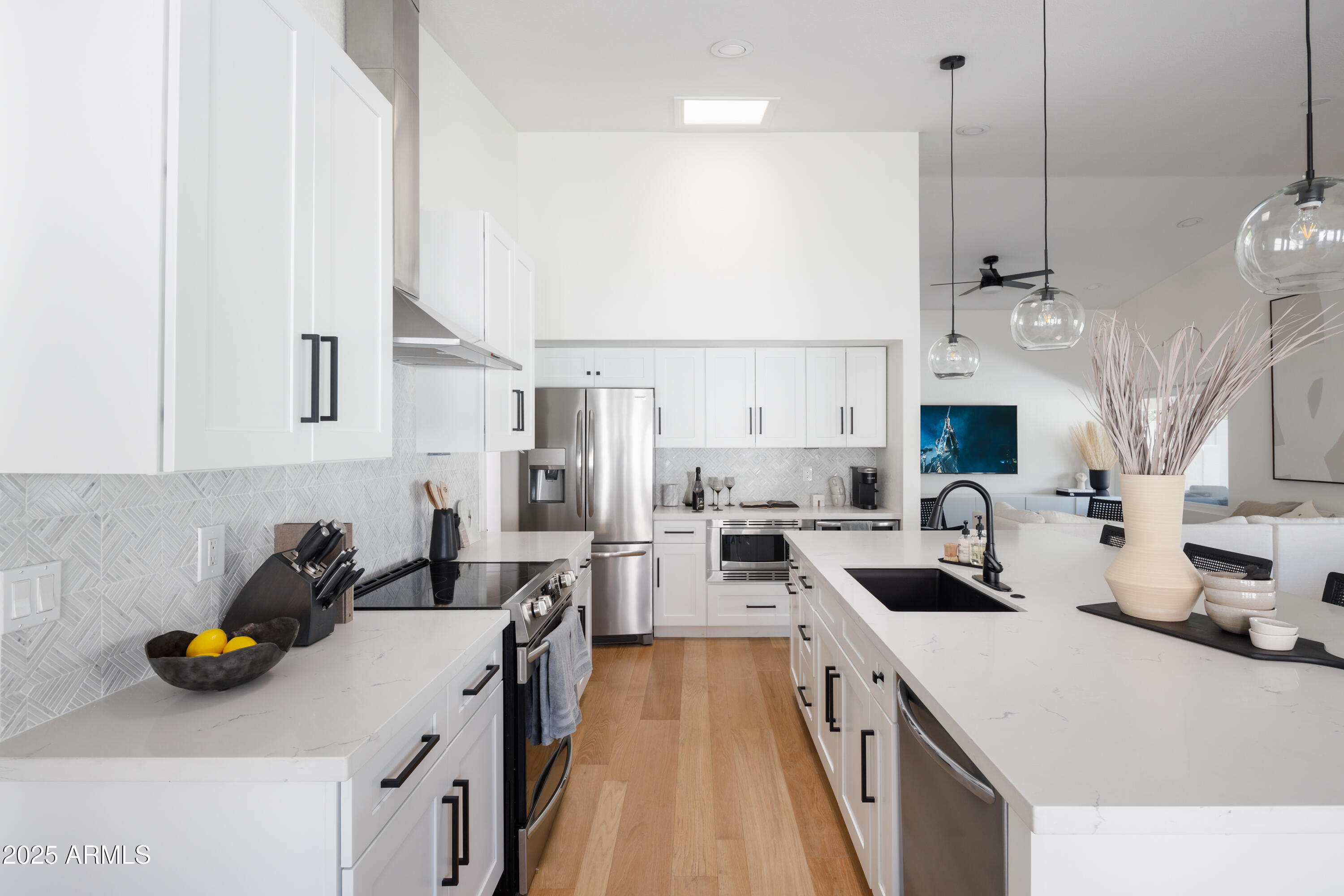 5502 E GRANDVIEW Road