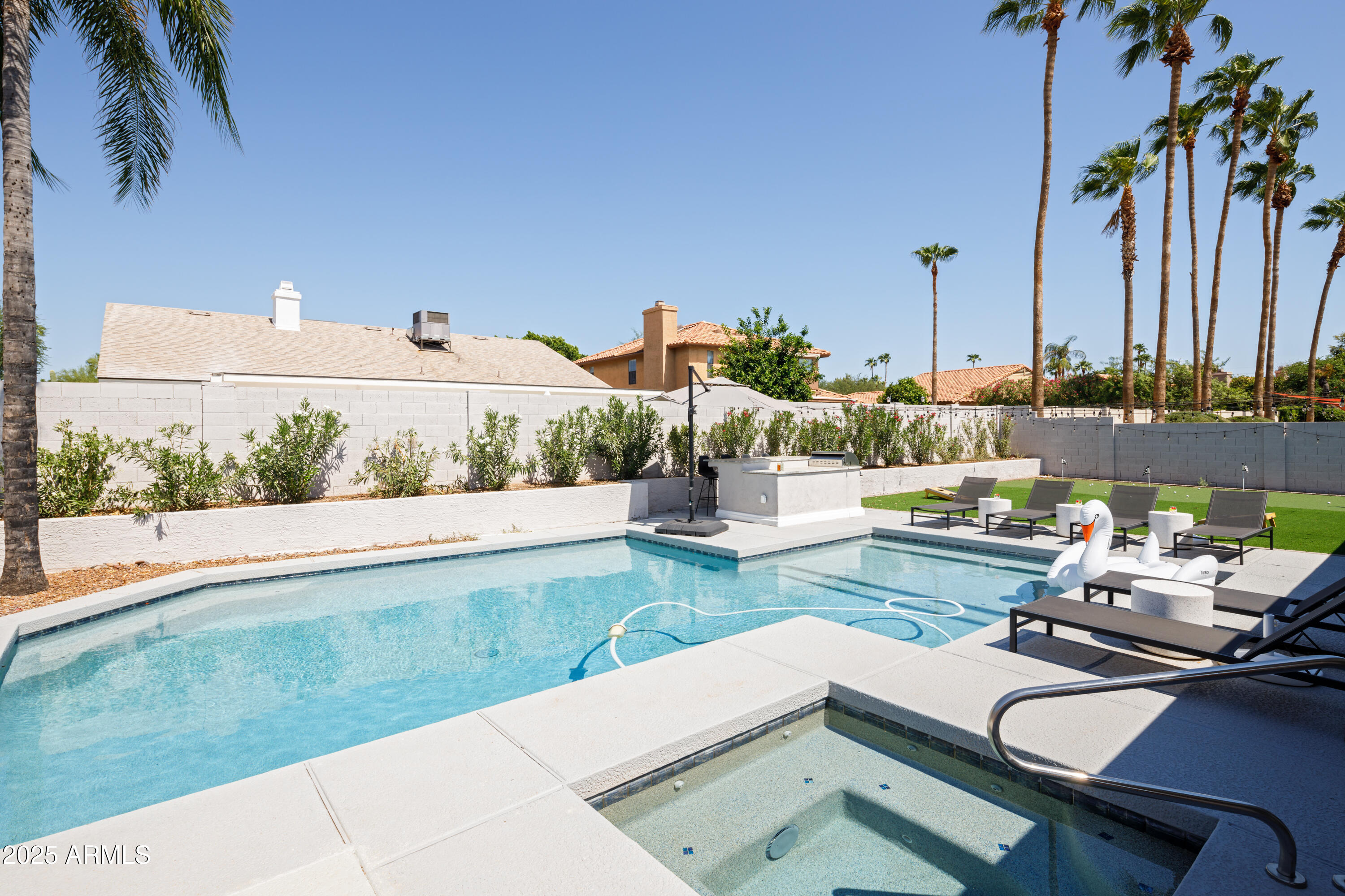 5502 E GRANDVIEW Road