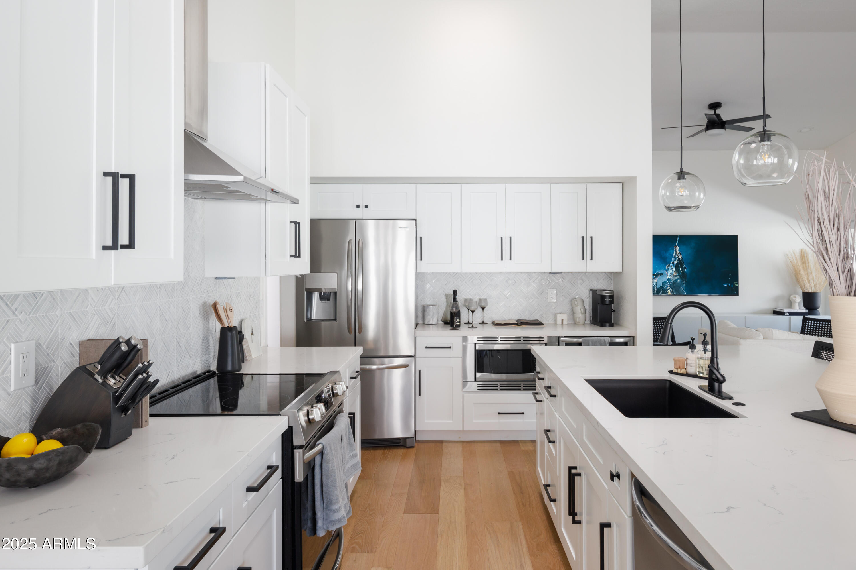 5502 E GRANDVIEW Road