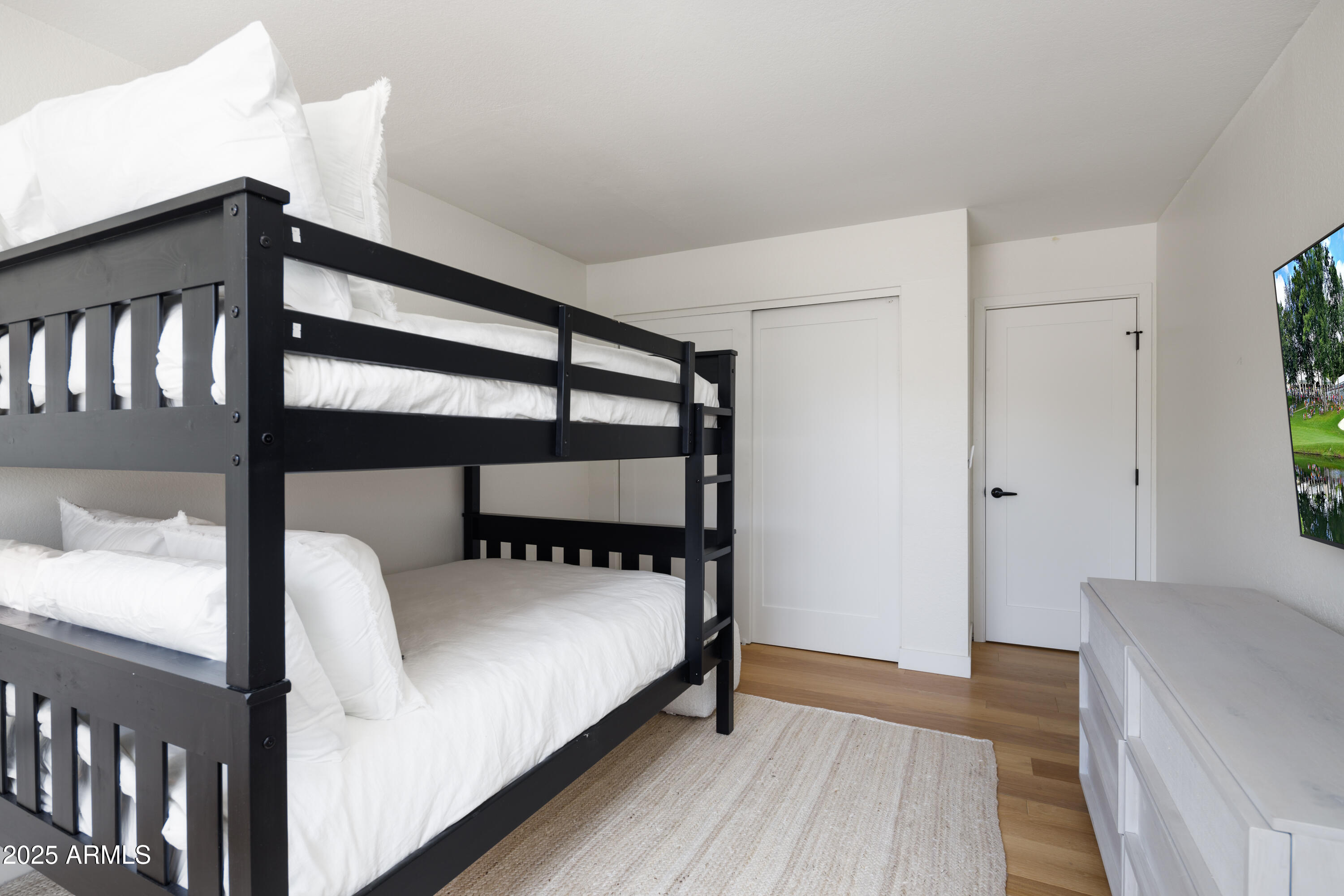 5502 E GRANDVIEW Road