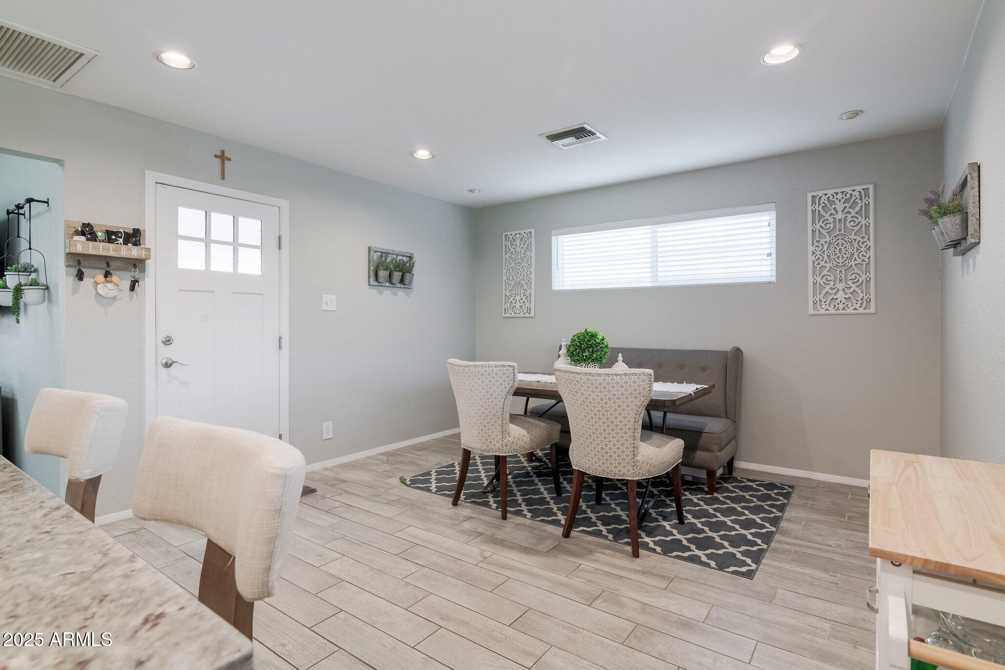 7912 E MORELAND Street