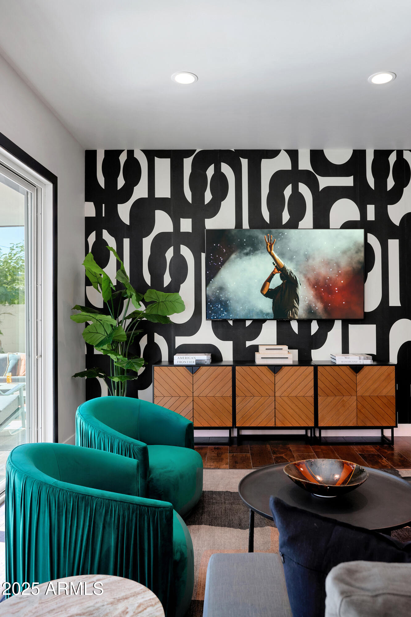 3229 E CAMPBELL Avenue