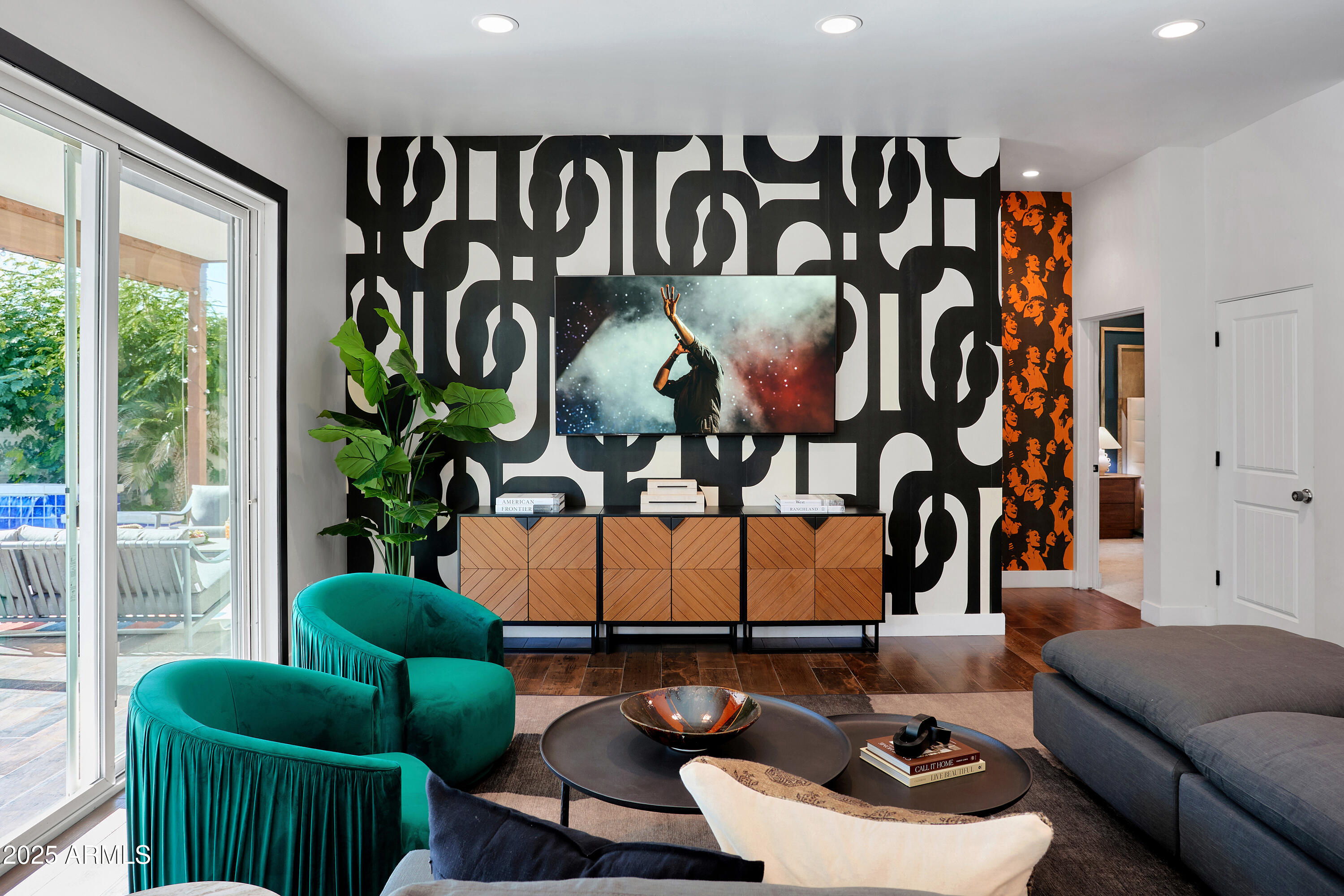 3229 E CAMPBELL Avenue