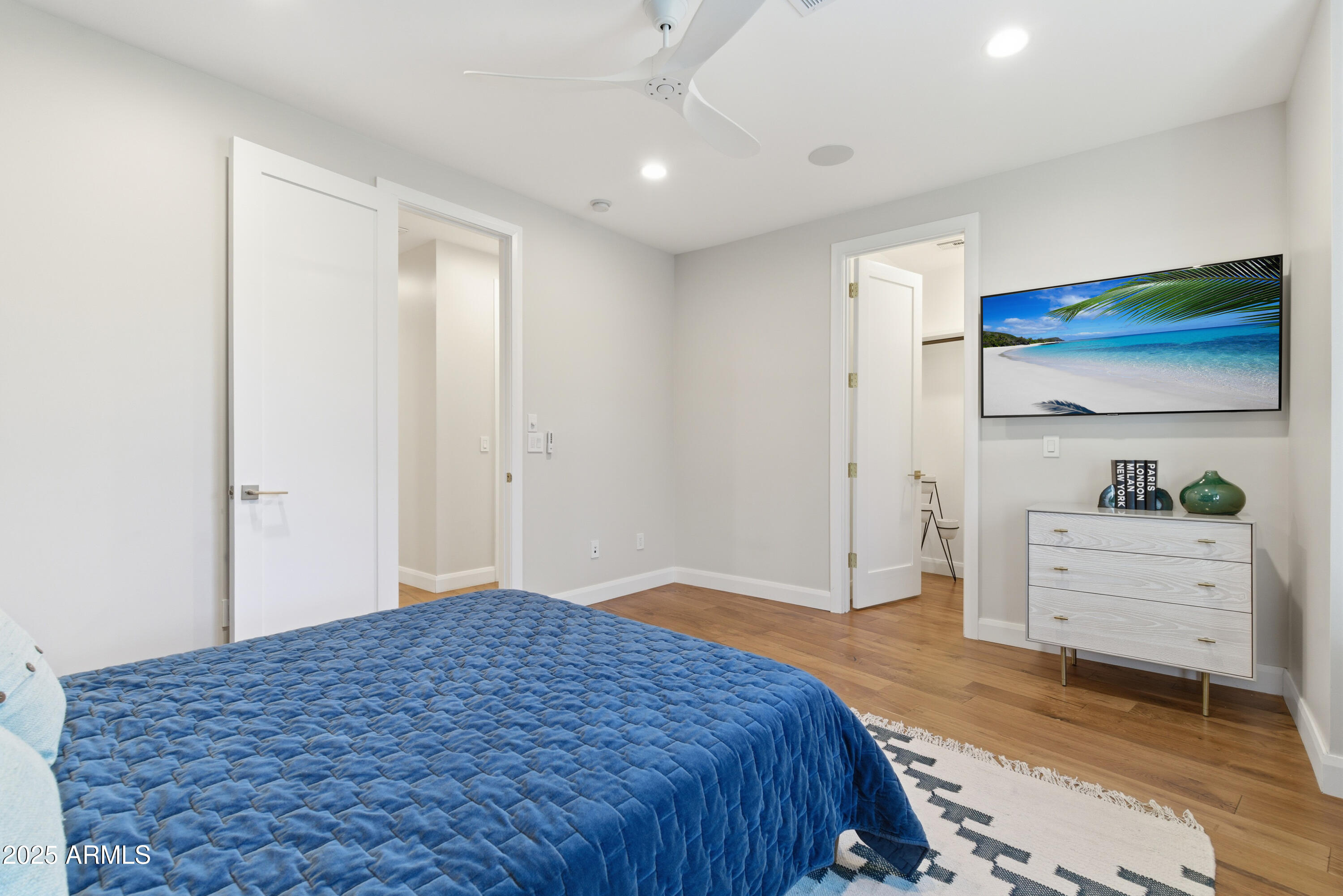 4601 N ROYAL VIEW Drive