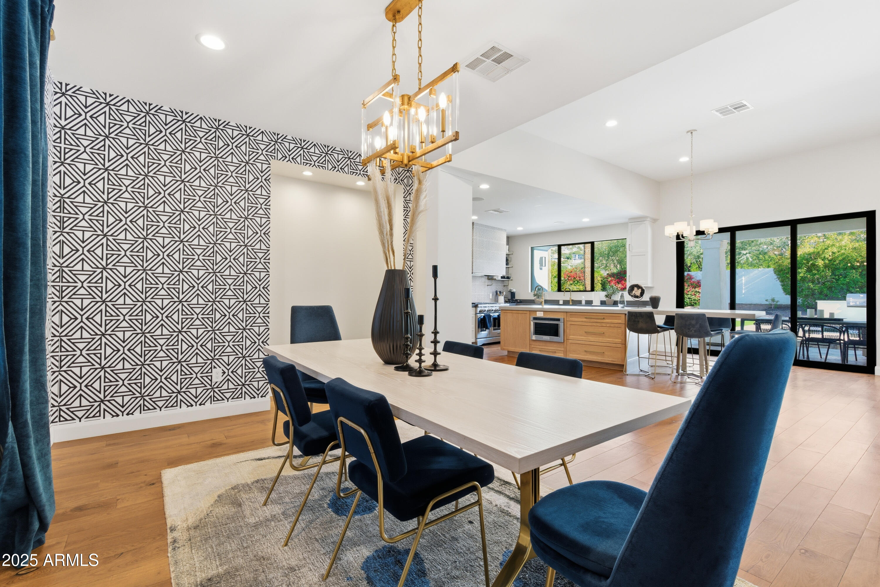 4601 N ROYAL VIEW Drive