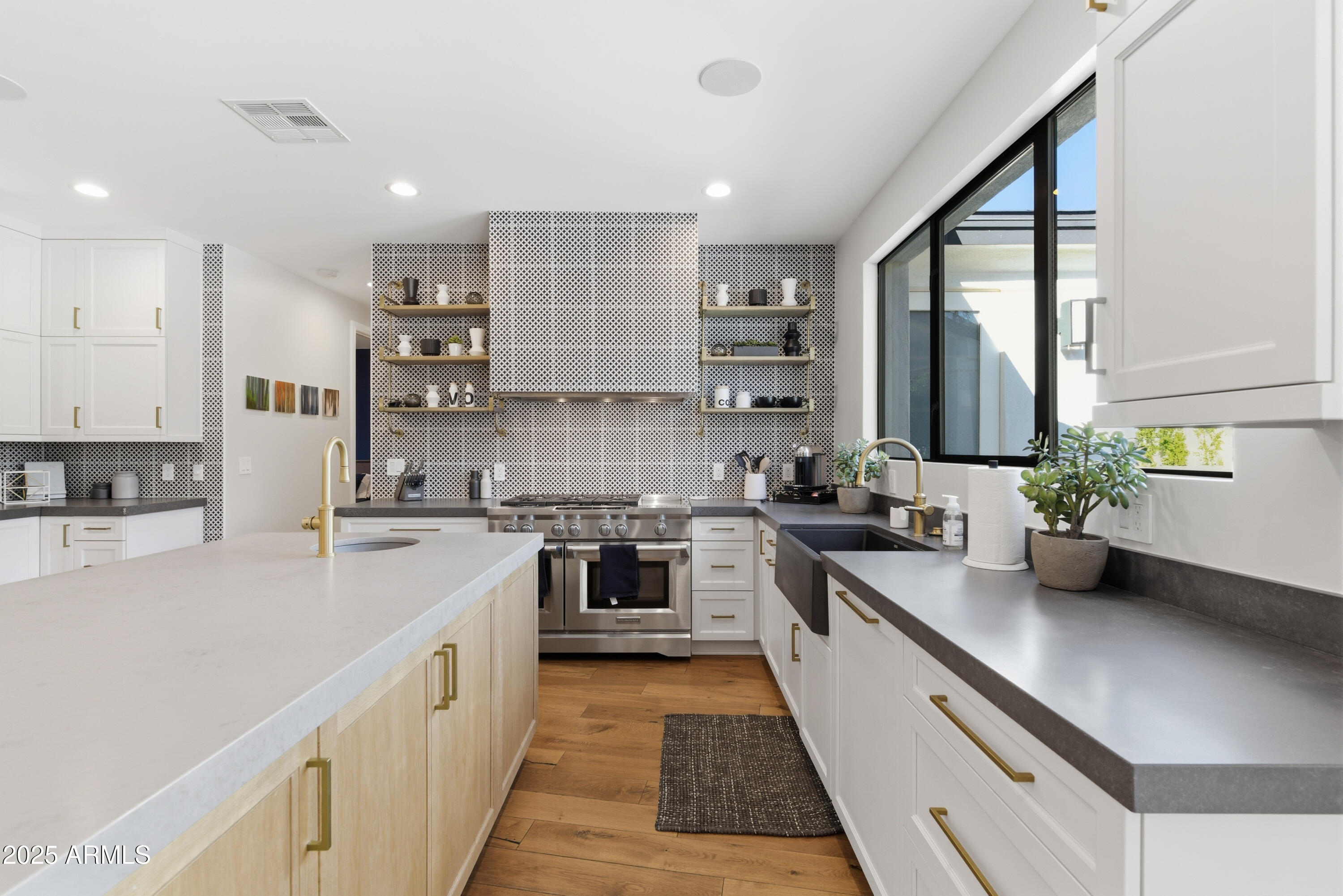 4601 N ROYAL VIEW Drive