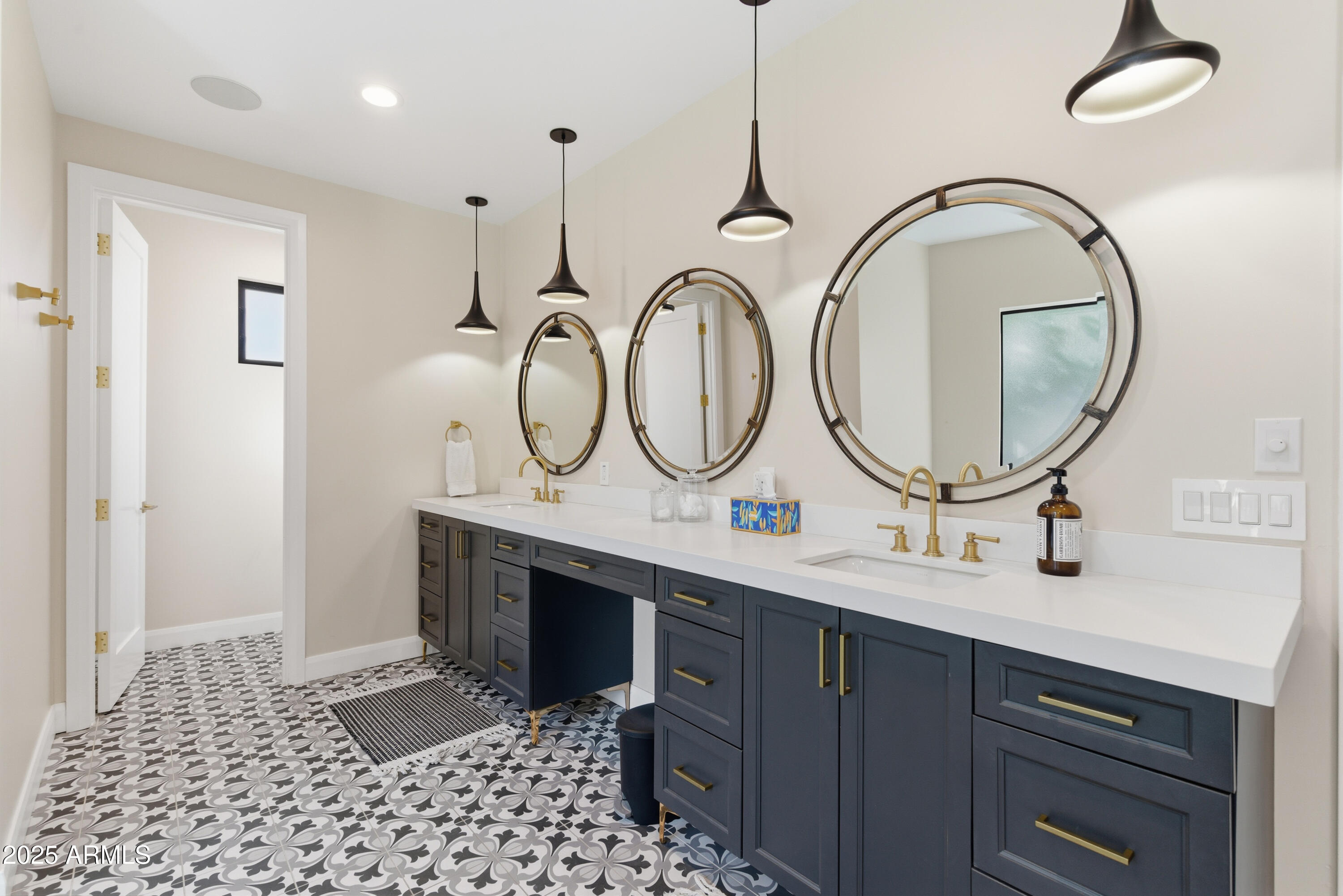 4601 N ROYAL VIEW Drive