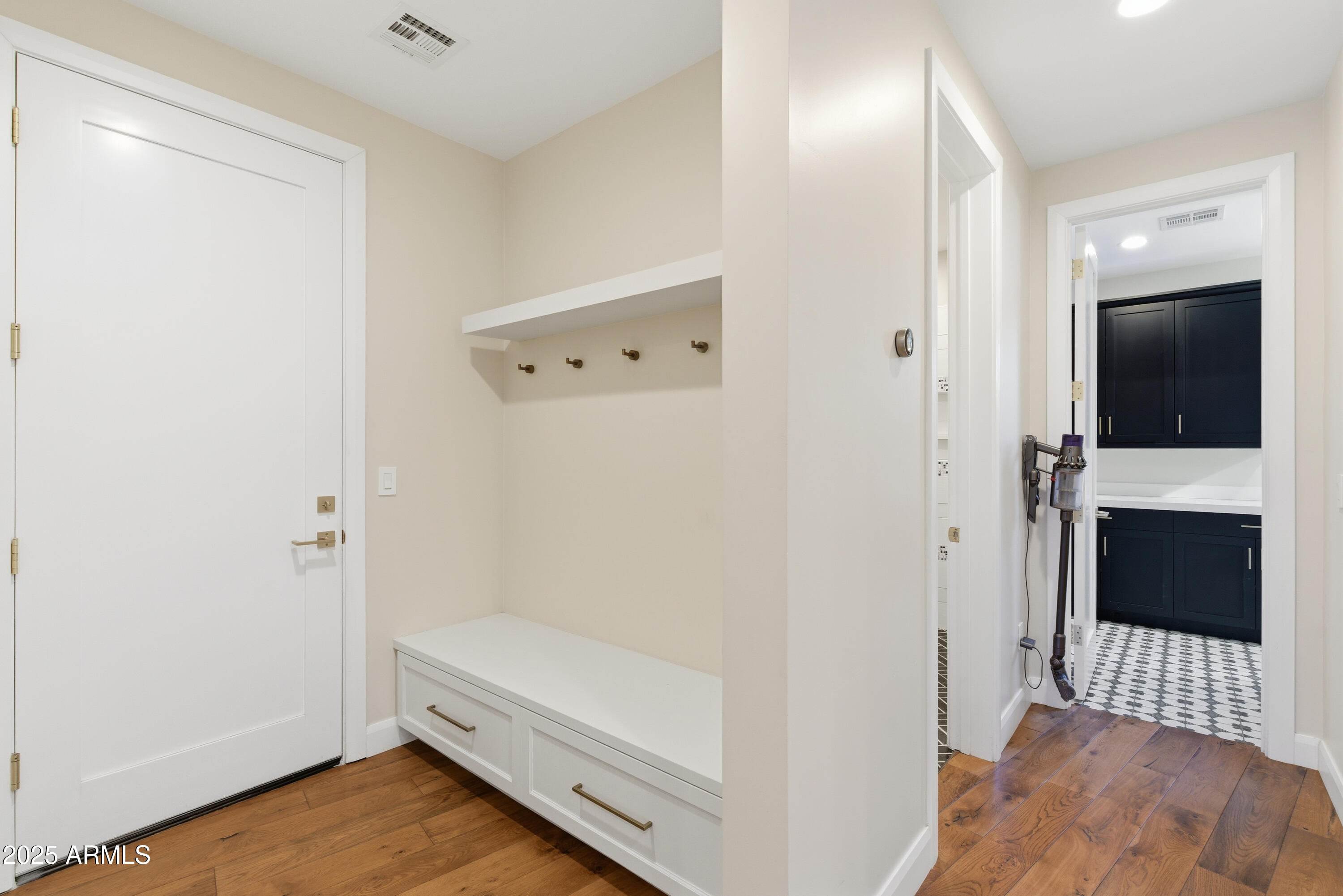 4601 N ROYAL VIEW Drive