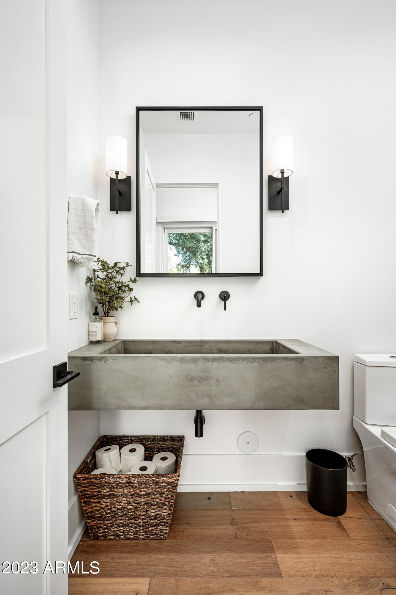 8144 E DEL BARQUERO Drive