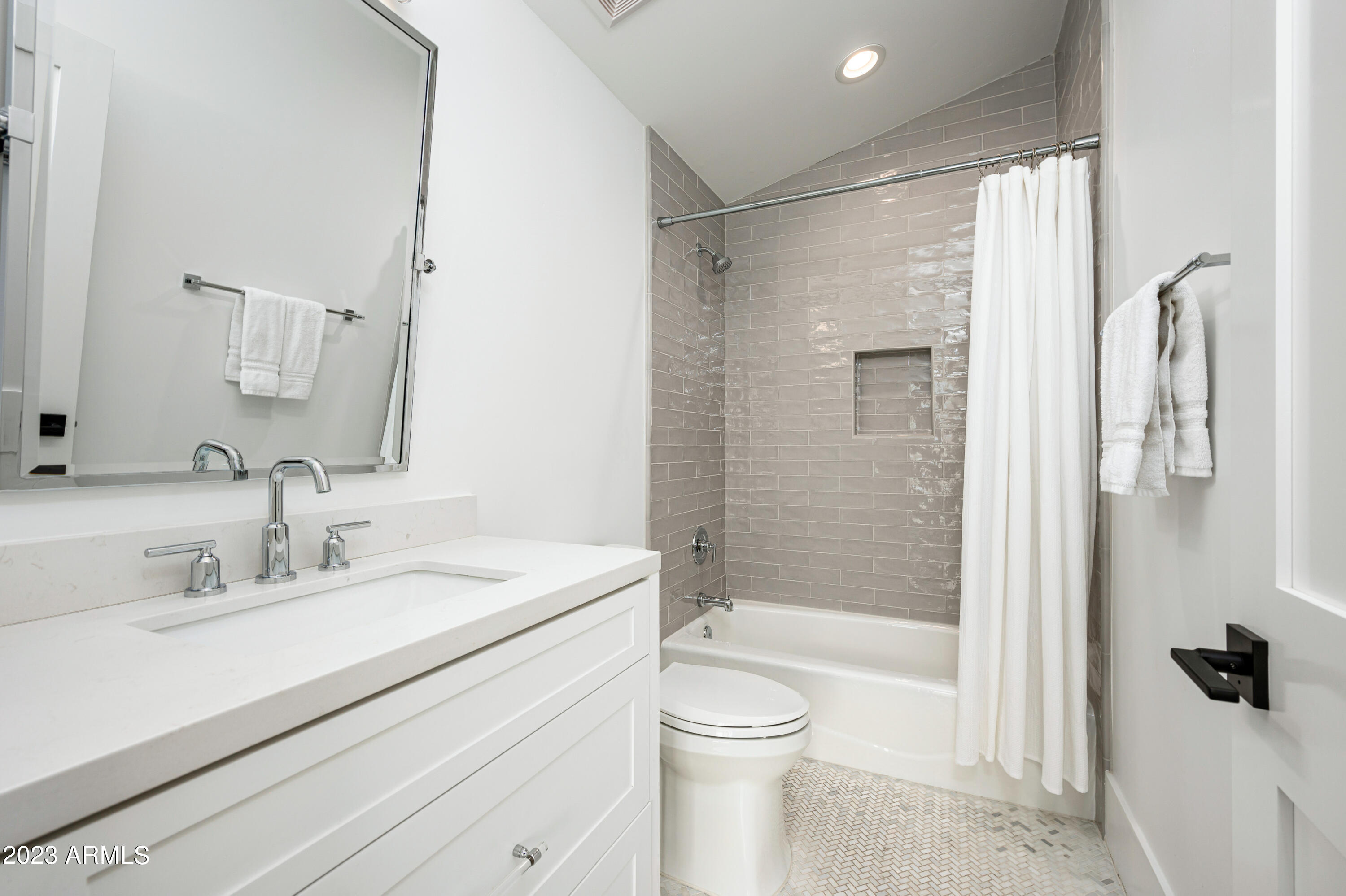 8144 E DEL BARQUERO Drive