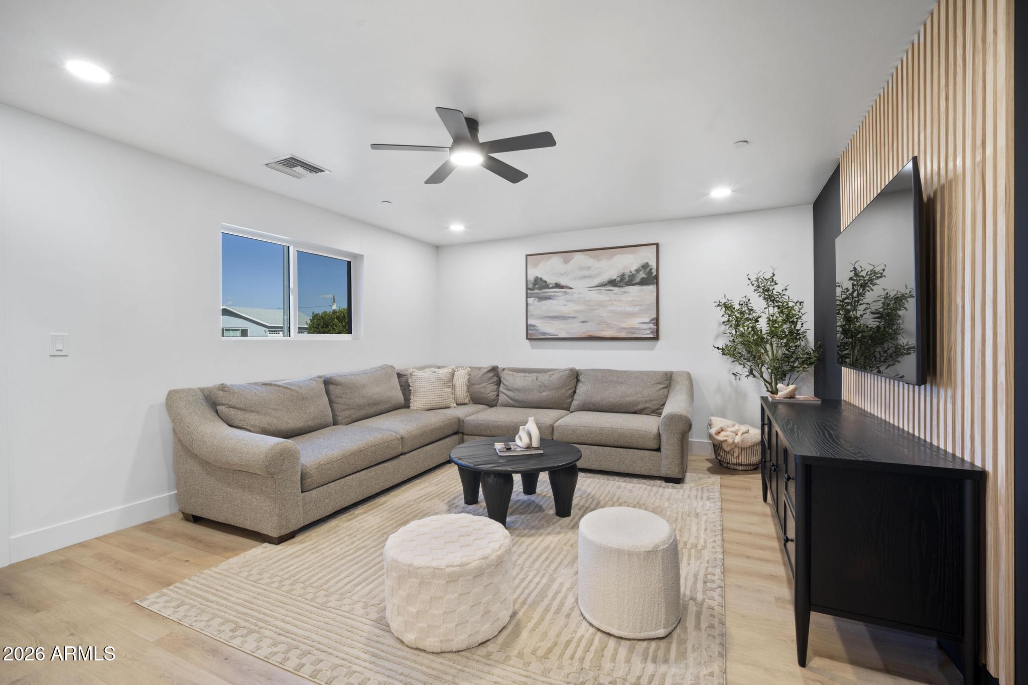 8513 E INDIANOLA Avenue