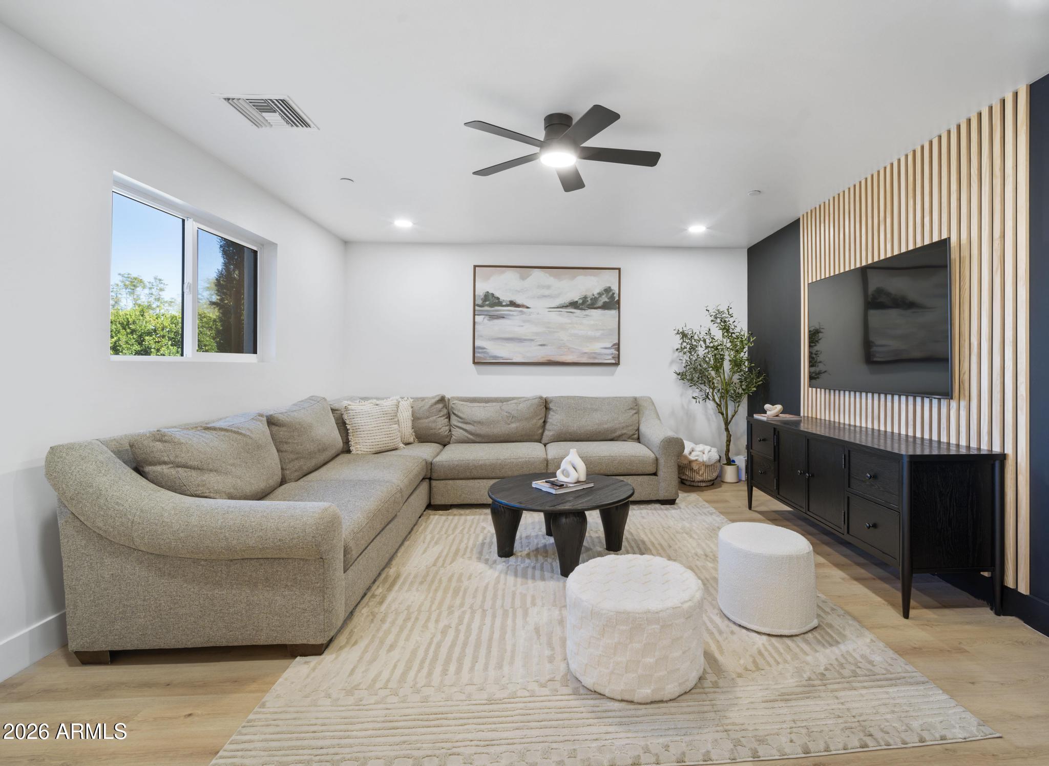 8513 E INDIANOLA Avenue