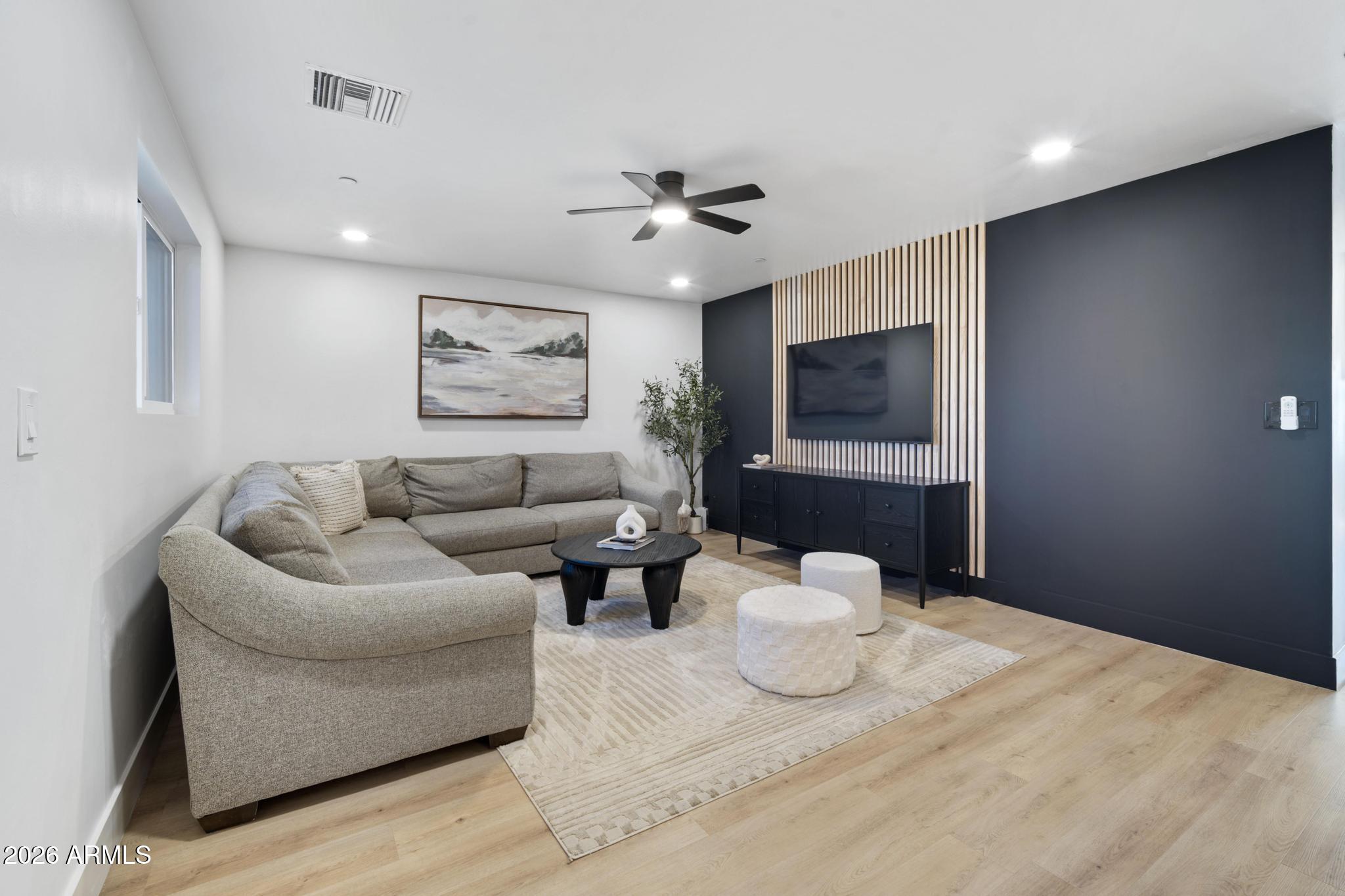 8513 E INDIANOLA Avenue