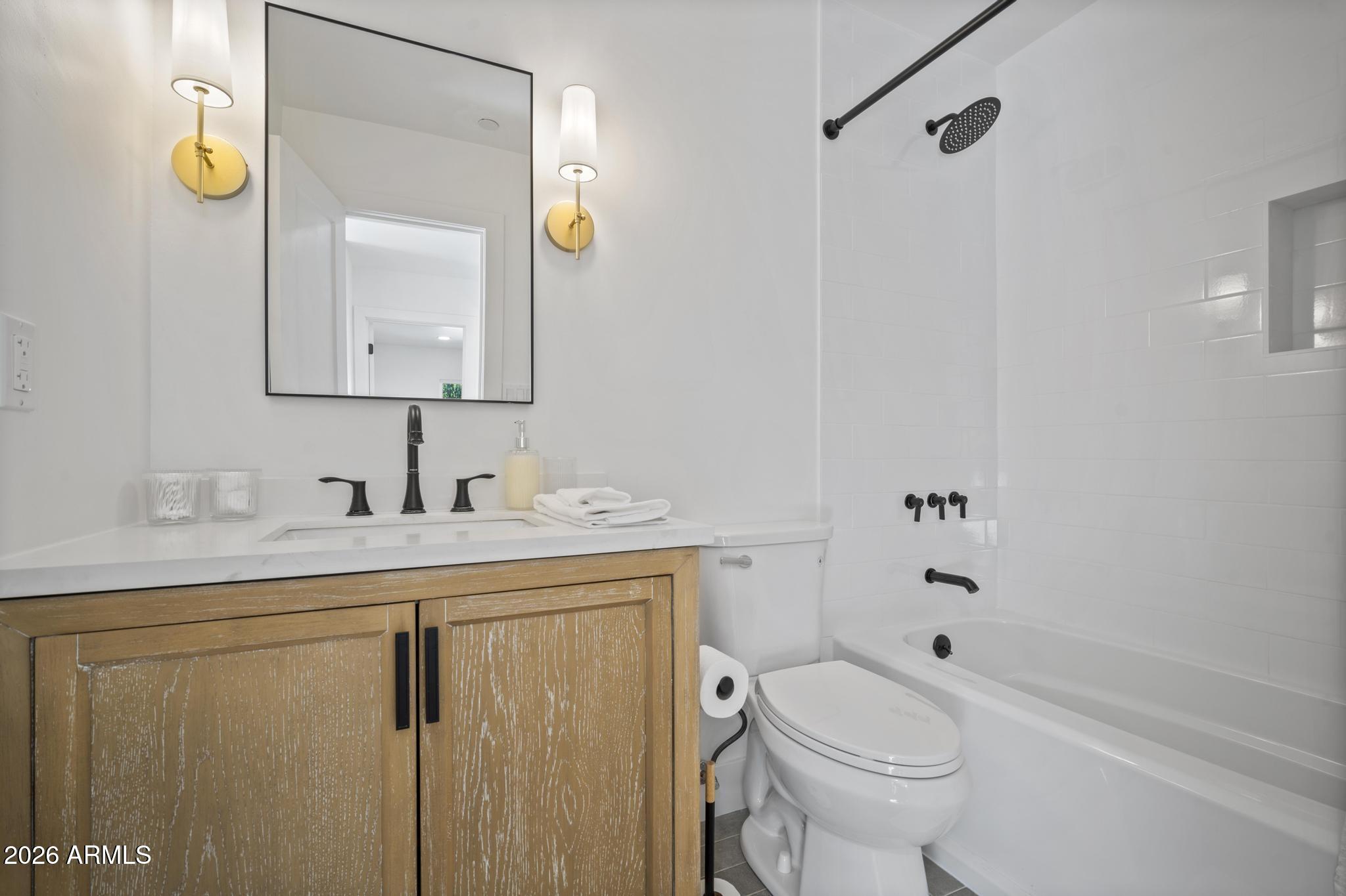 8513 E INDIANOLA Avenue