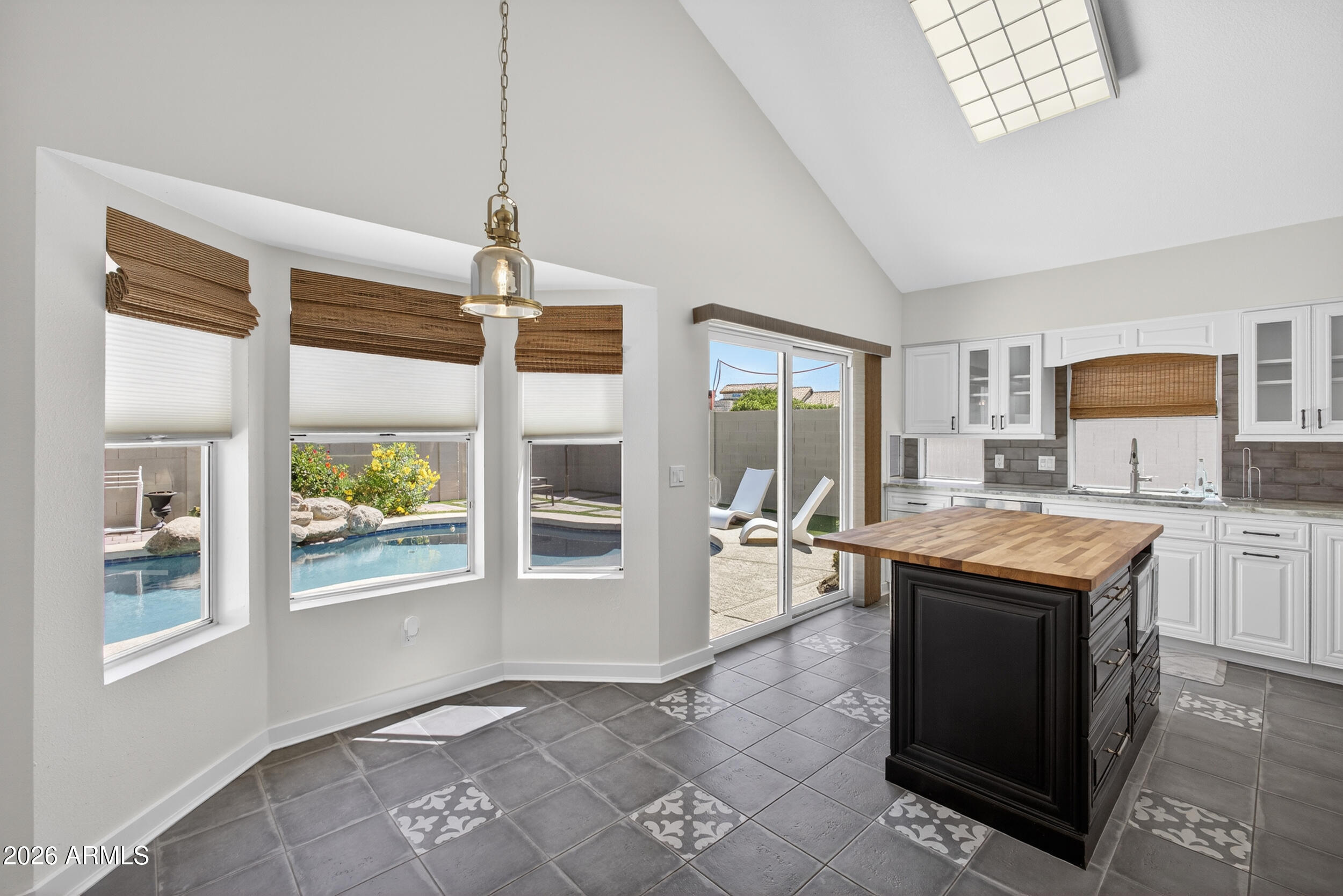 3955 N RANIER