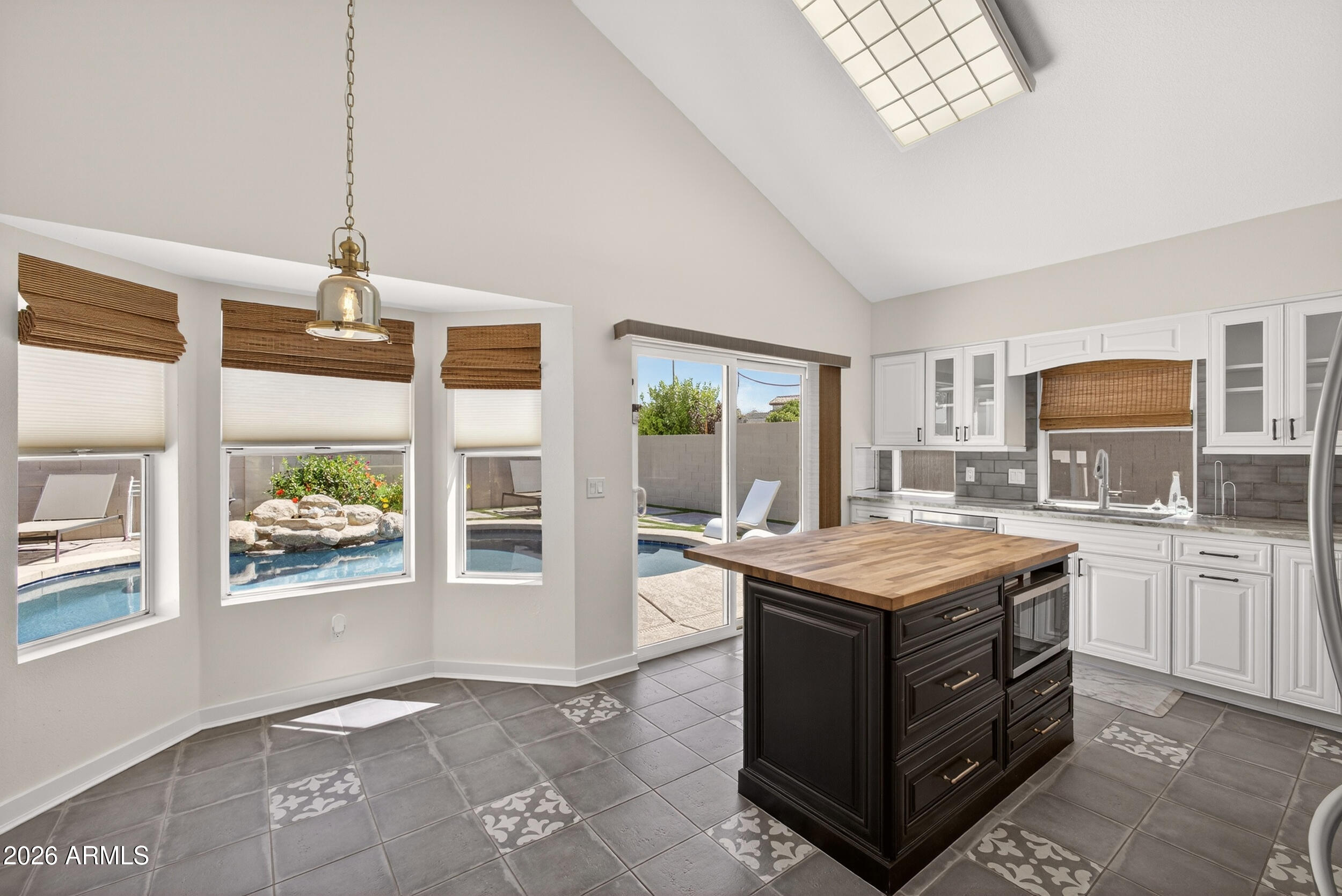 3955 N RANIER