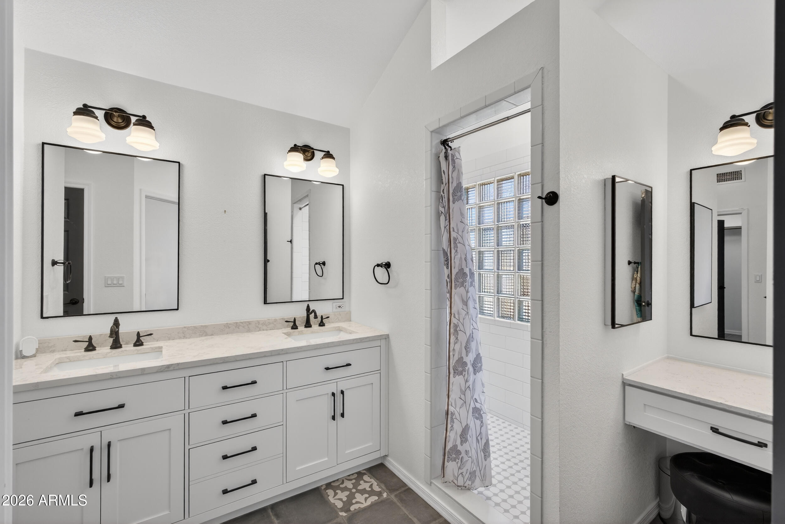3955 N RANIER