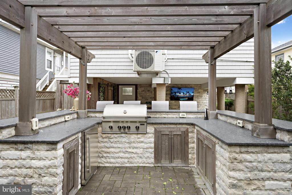 30 W WINIFRED AVENUE