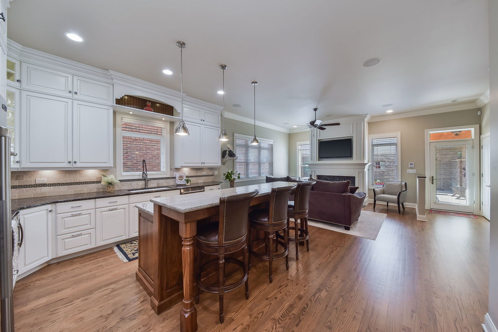 408 W Seminary Avenue