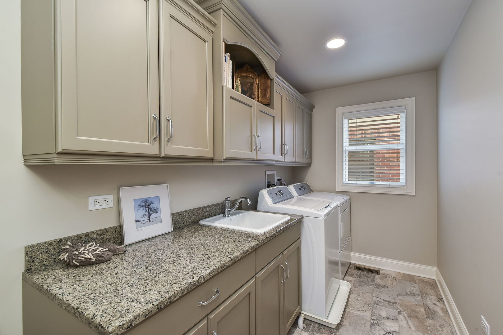 408 W Seminary Avenue