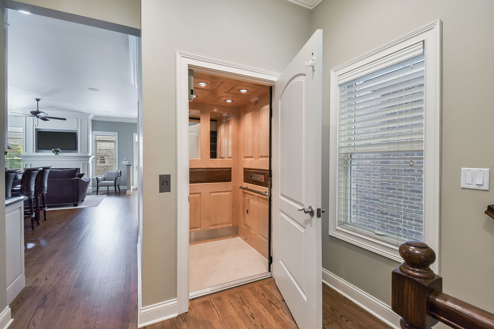 408 W Seminary Avenue