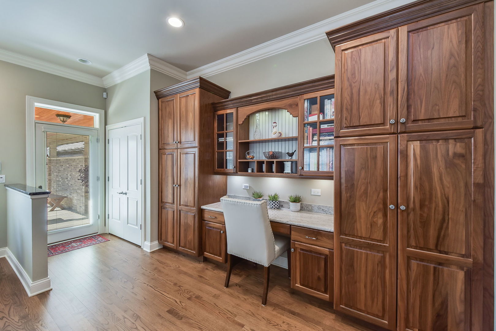 408 W Seminary Avenue