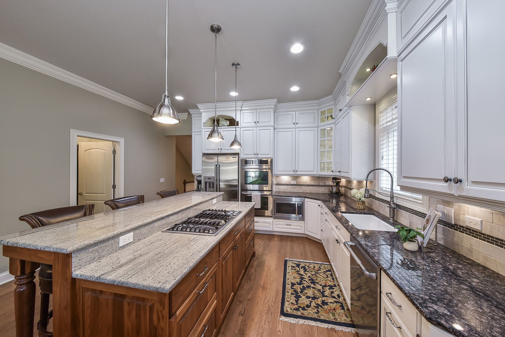 408 W Seminary Avenue