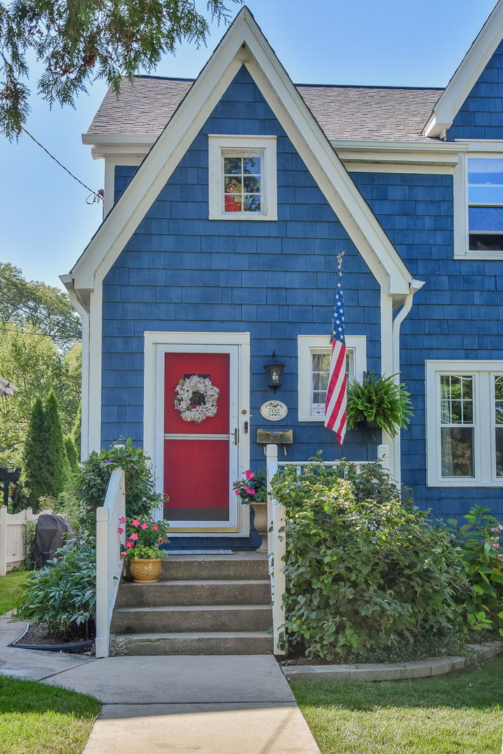 702 E Illinois Street