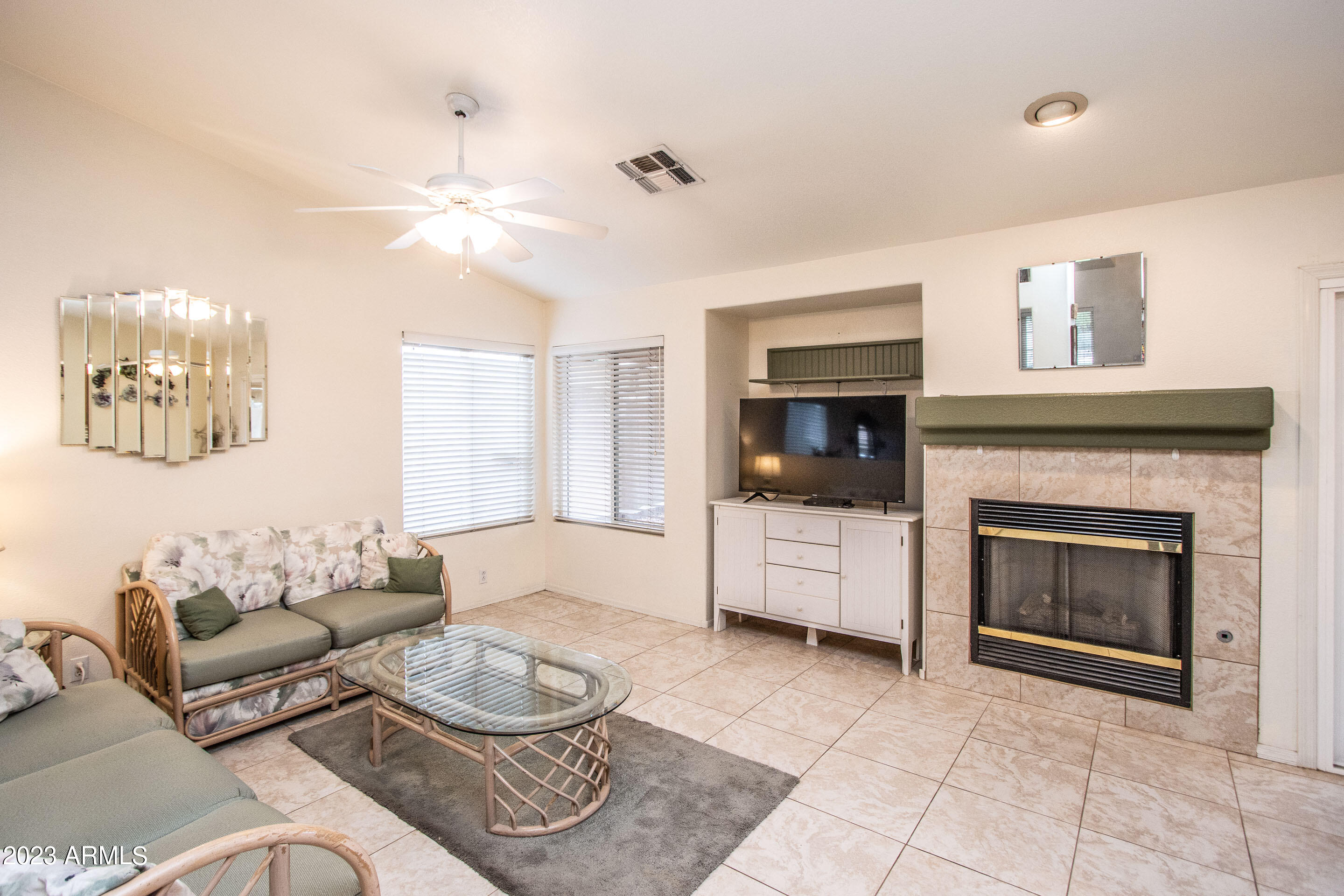 1602 E OAKLAND Street