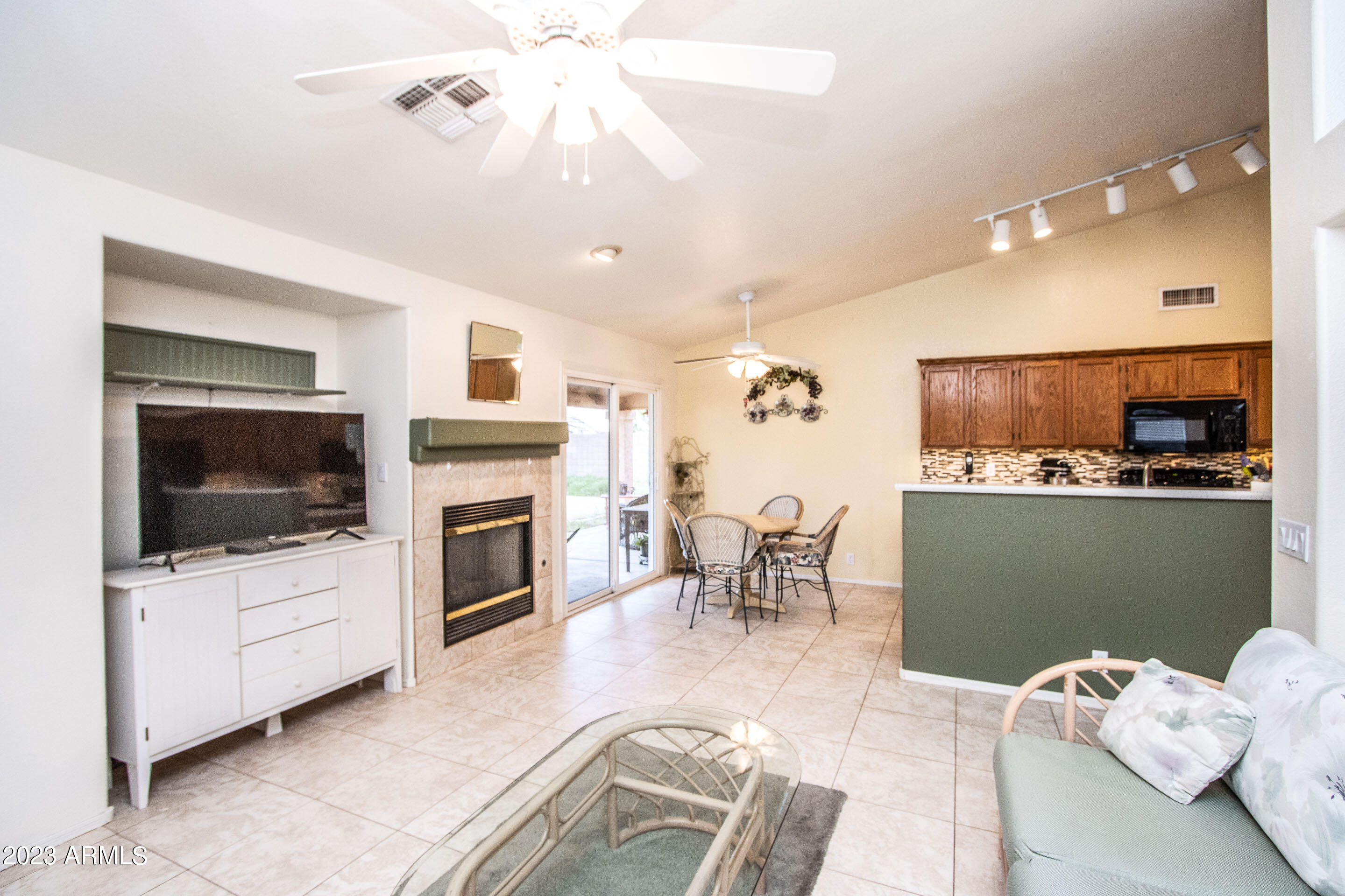 1602 E OAKLAND Street