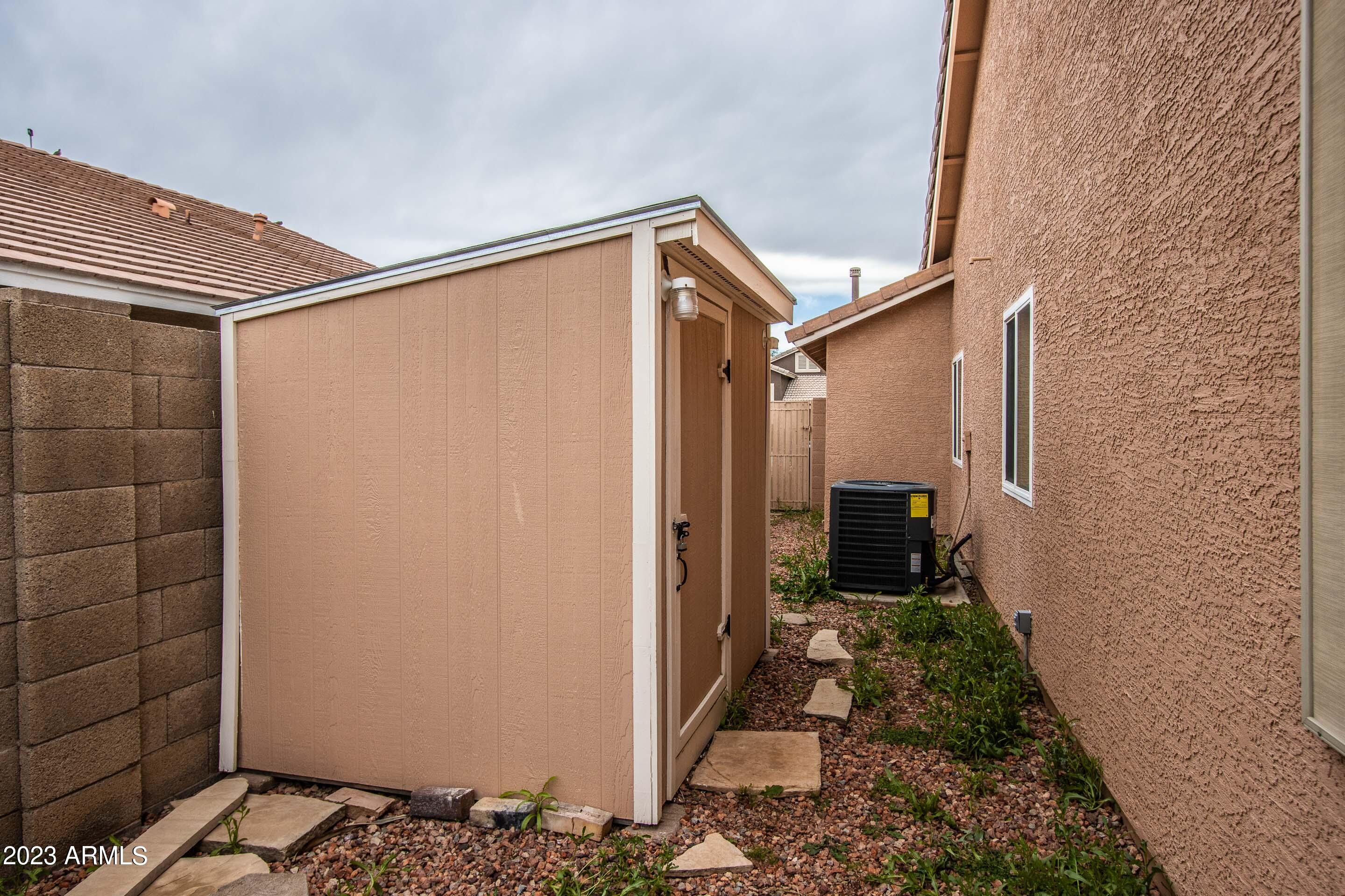 1602 E OAKLAND Street