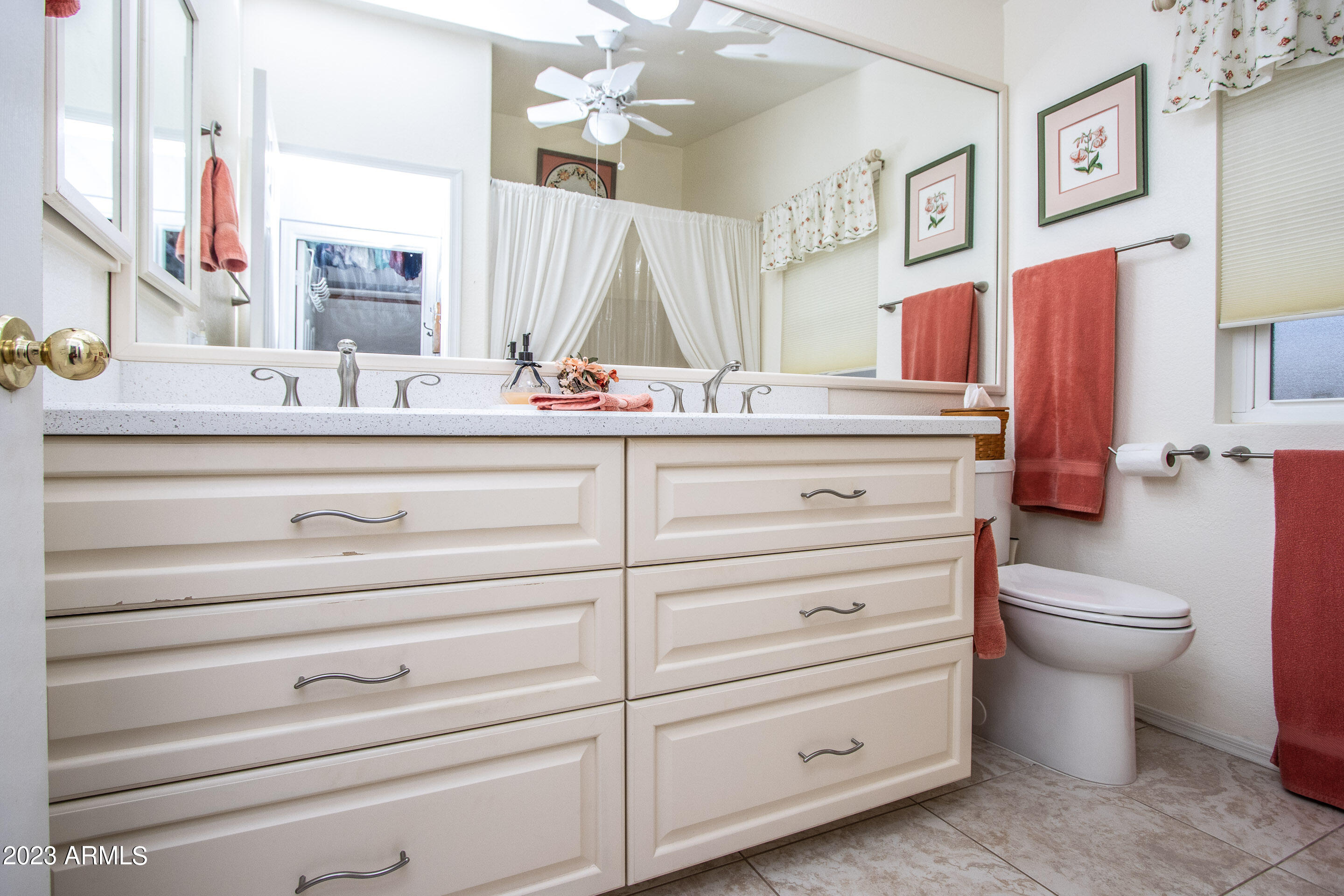 1602 E OAKLAND Street