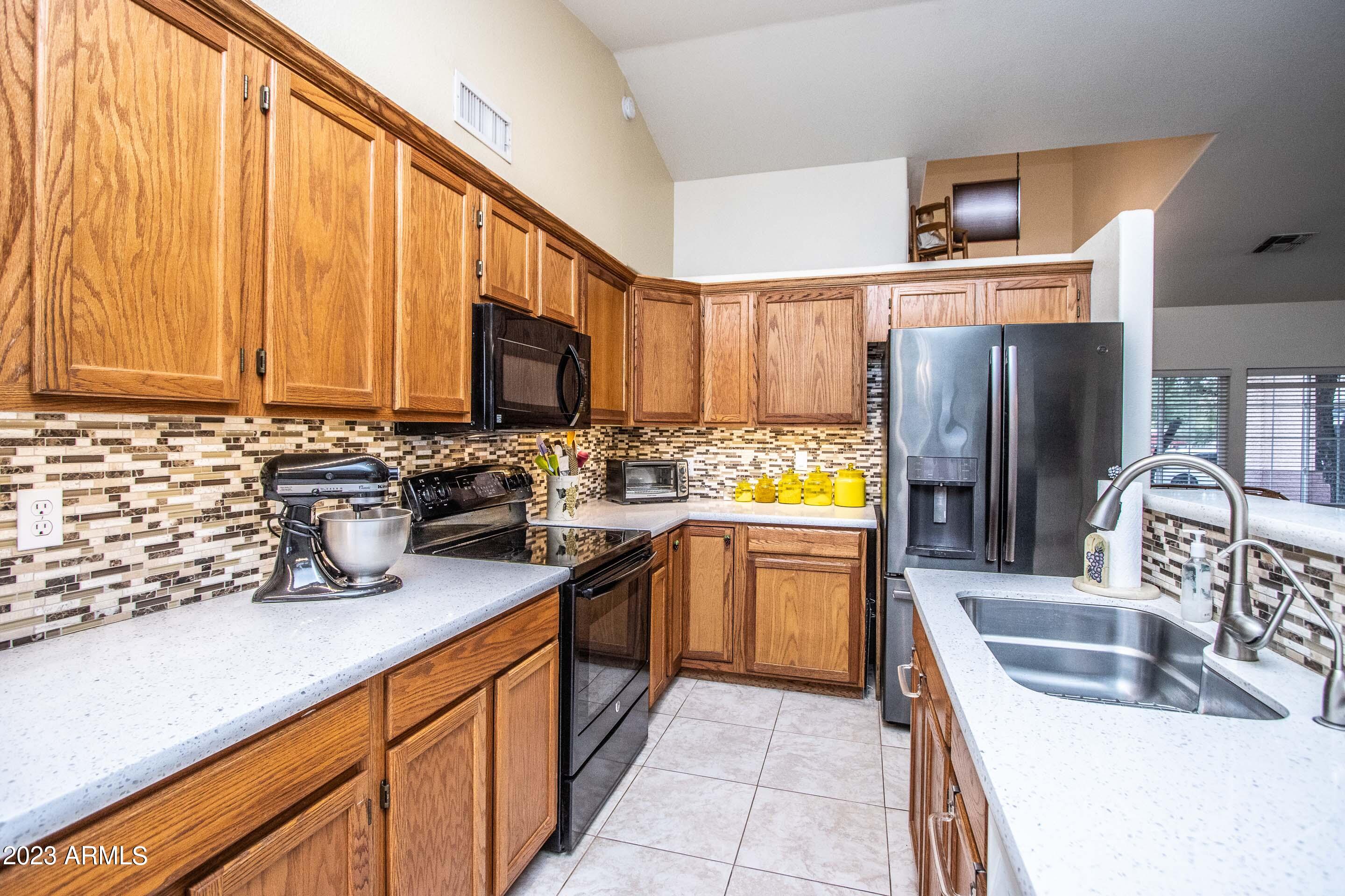 1602 E OAKLAND Street