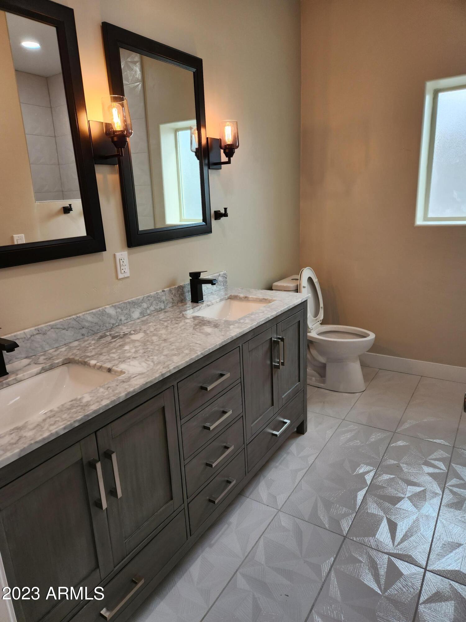 1712 W Hidalgo Avenue