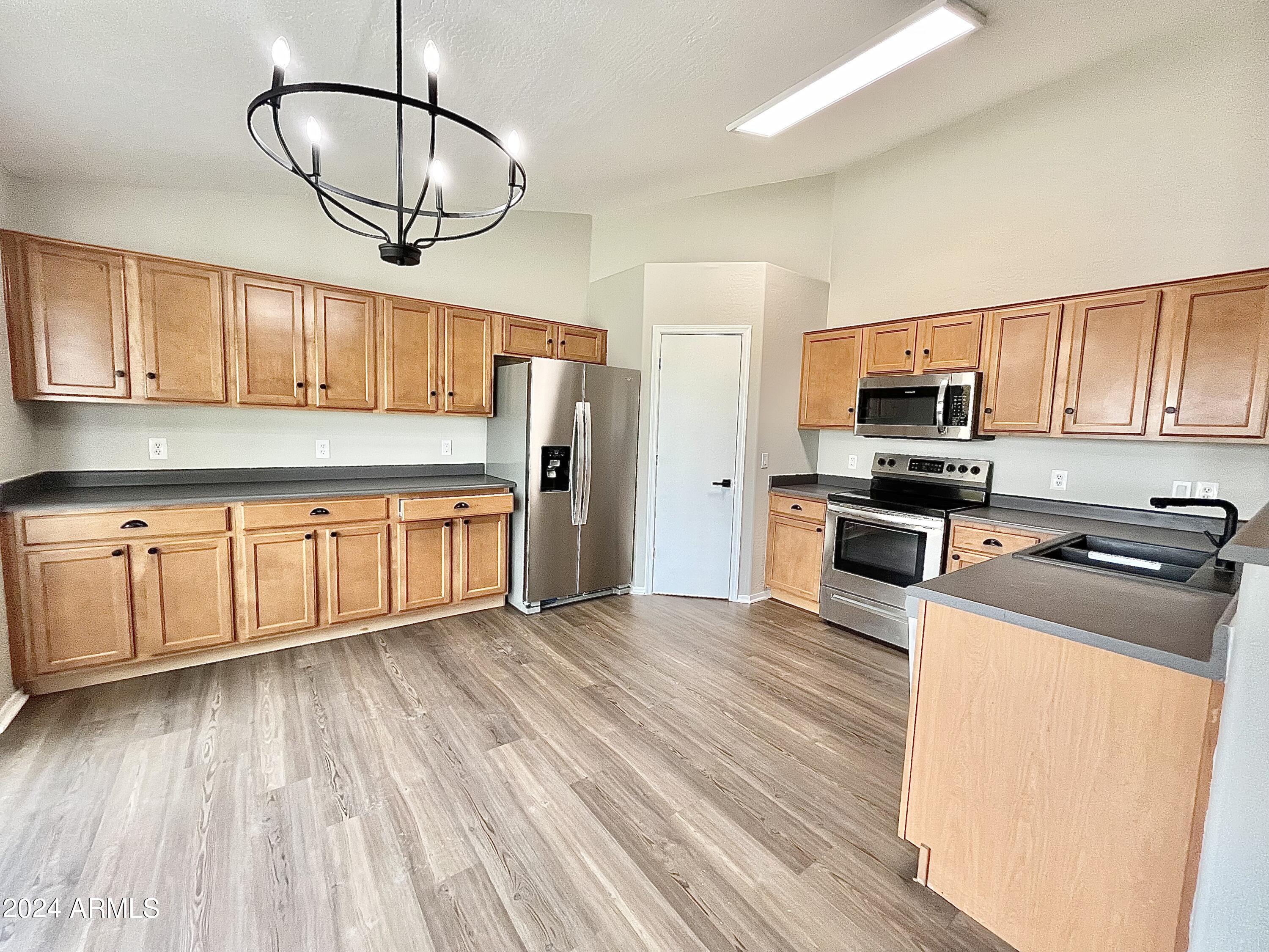 4022 E MEADOW LARK Way