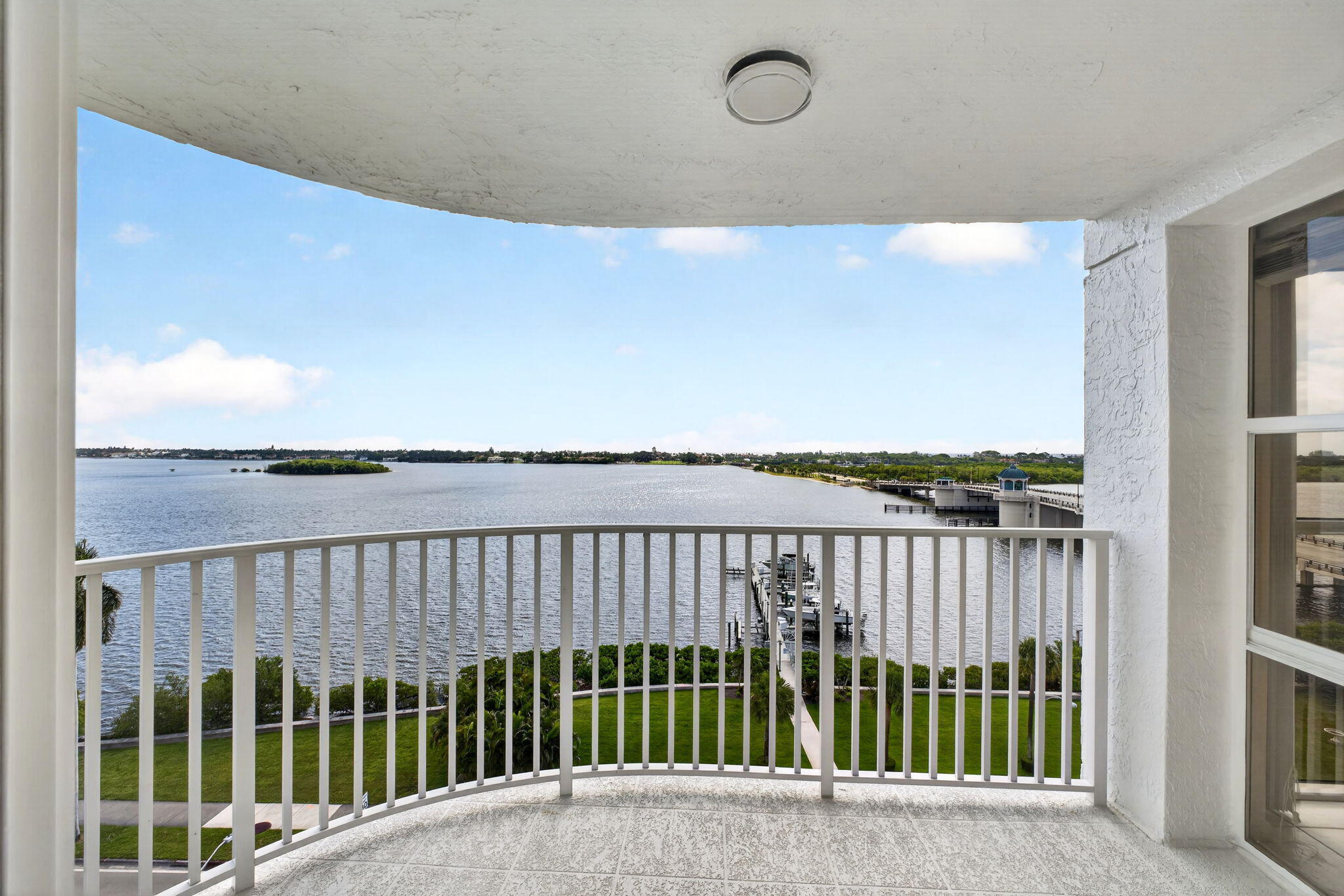 3901 S Flagler Drive 901