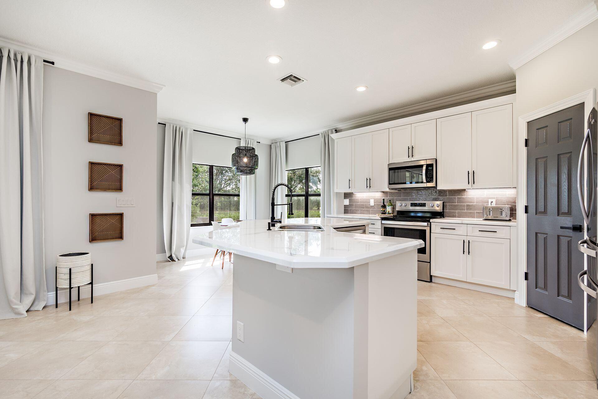 11137 Grandview Manor