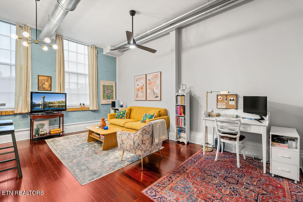 140 E Glenwood Ave 206