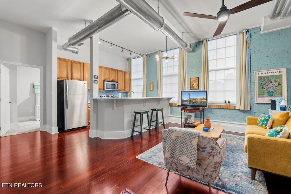 140 E Glenwood Ave 206