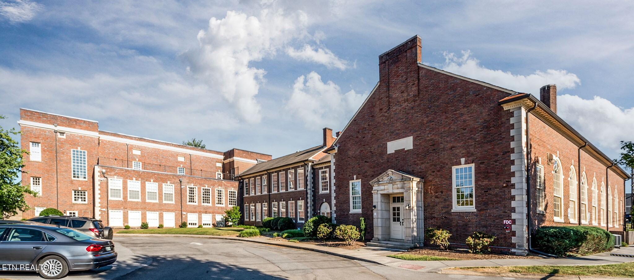 140 E Glenwood Ave 206