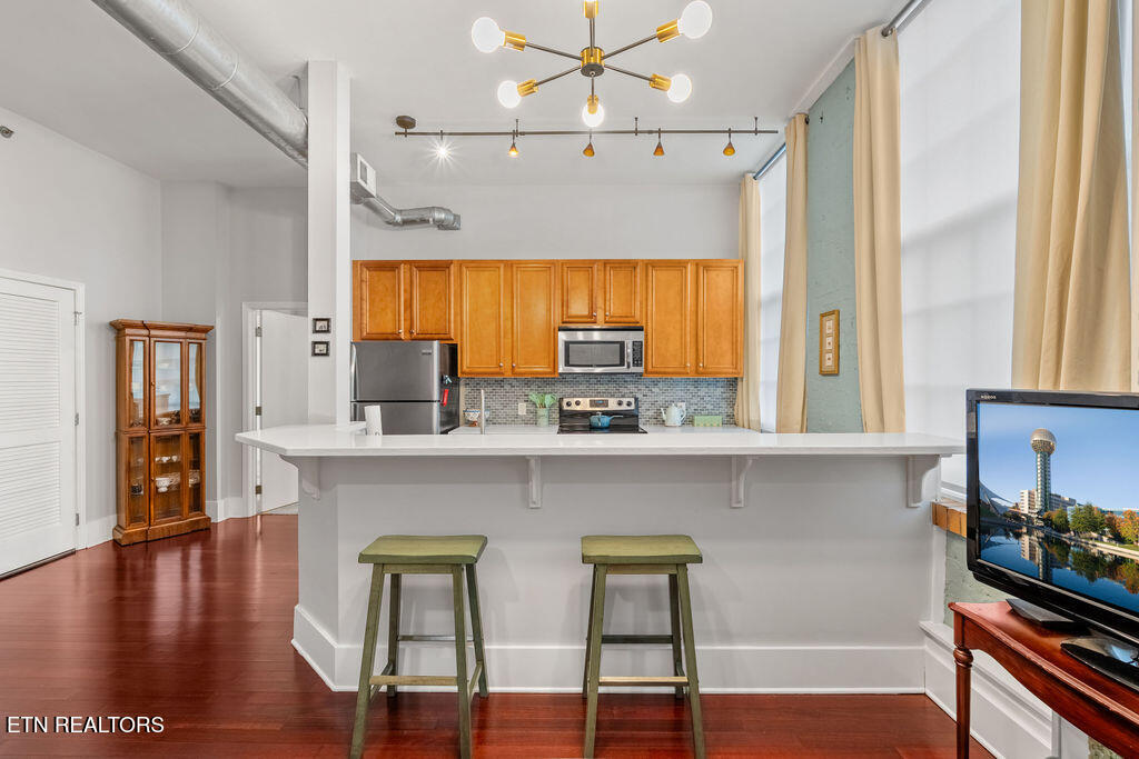 140 E Glenwood Ave 206